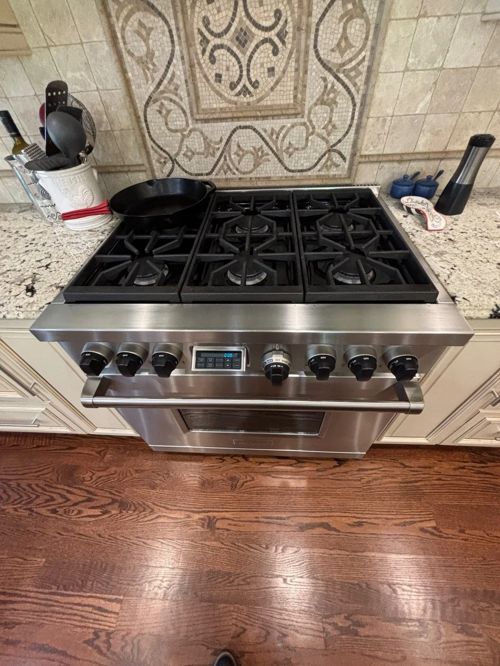 Wolf Dual Fuel 36 6 burner Range in Outstanding Condition (5).jpeg