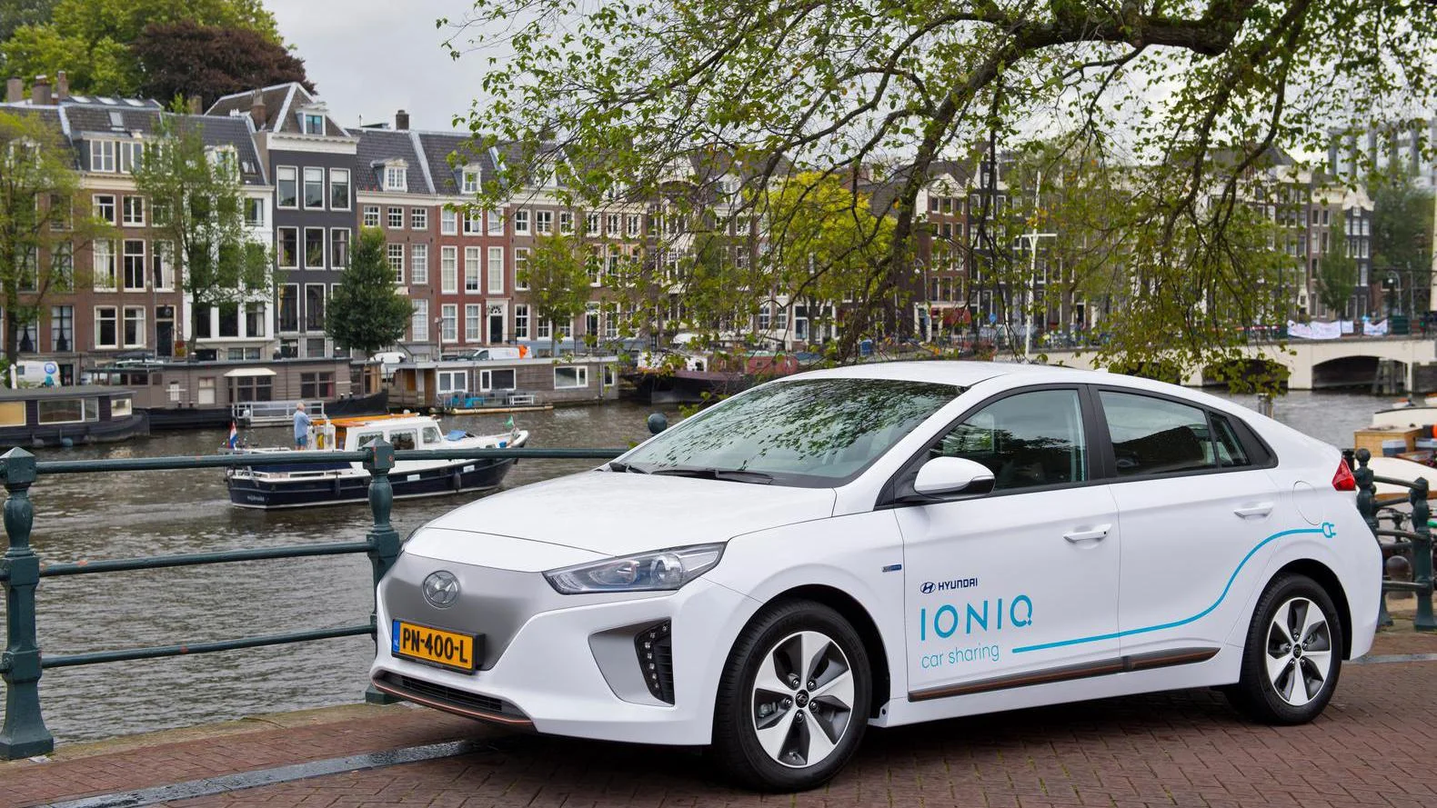 Honderd deelauto's erbij in Amsterdam door Hyundai
