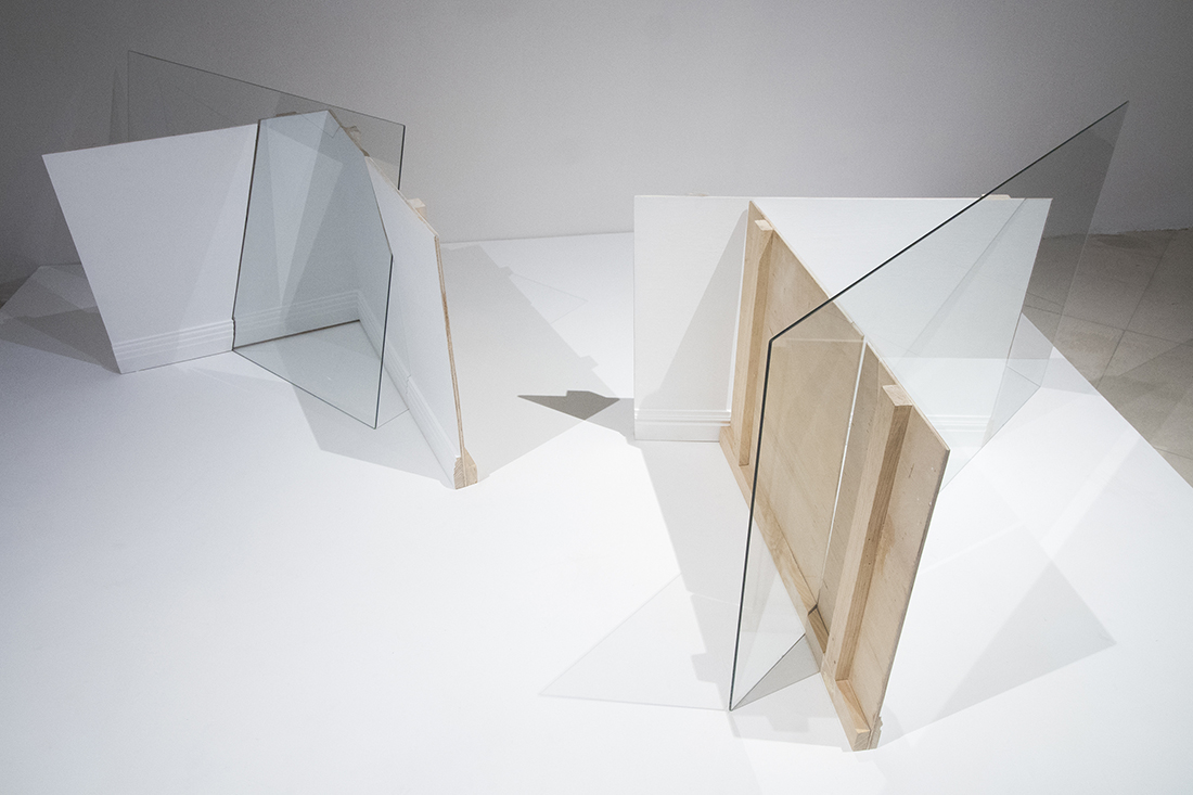   Fabiola Torres-Alzaga -  El umbral de lo visible,  2018.  Glass and wood. 