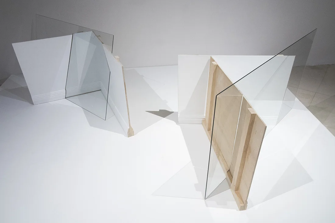 Fabiola Torres-Alzaga - El umbral de lo visible, 2018. Glass and wood.
