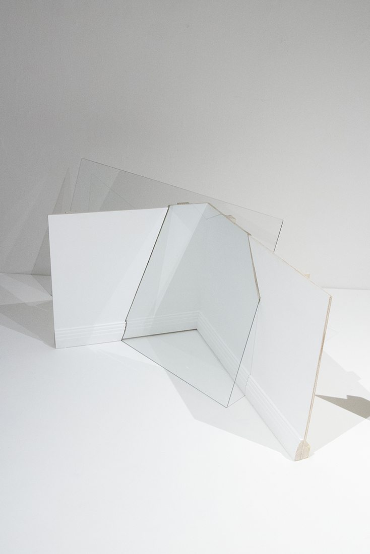   Fabiola Torres-Alzaga -  El umbral de lo visible,  2018.  Glass and wood. 