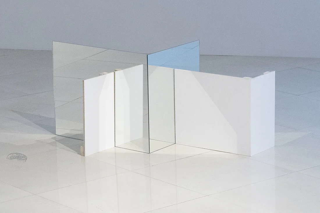 Fabiola Torres-Alzaga - Lo que recuerda X de lo que Y olvidó, 2018. Glass and wood.