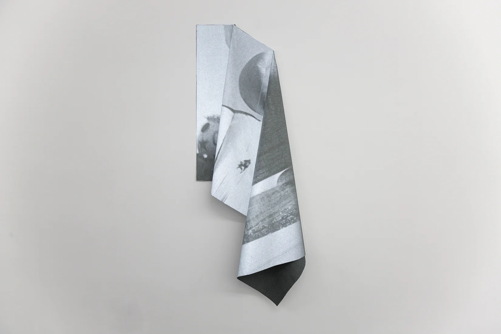 A fold, a cut (ZK), 2018. Videoprojection on fabric - Fabric; Denim and aluminium sheet. Video; H.264, 1920 x 1080p, 5;23 min loop. 174 x 68 x 14 cm
