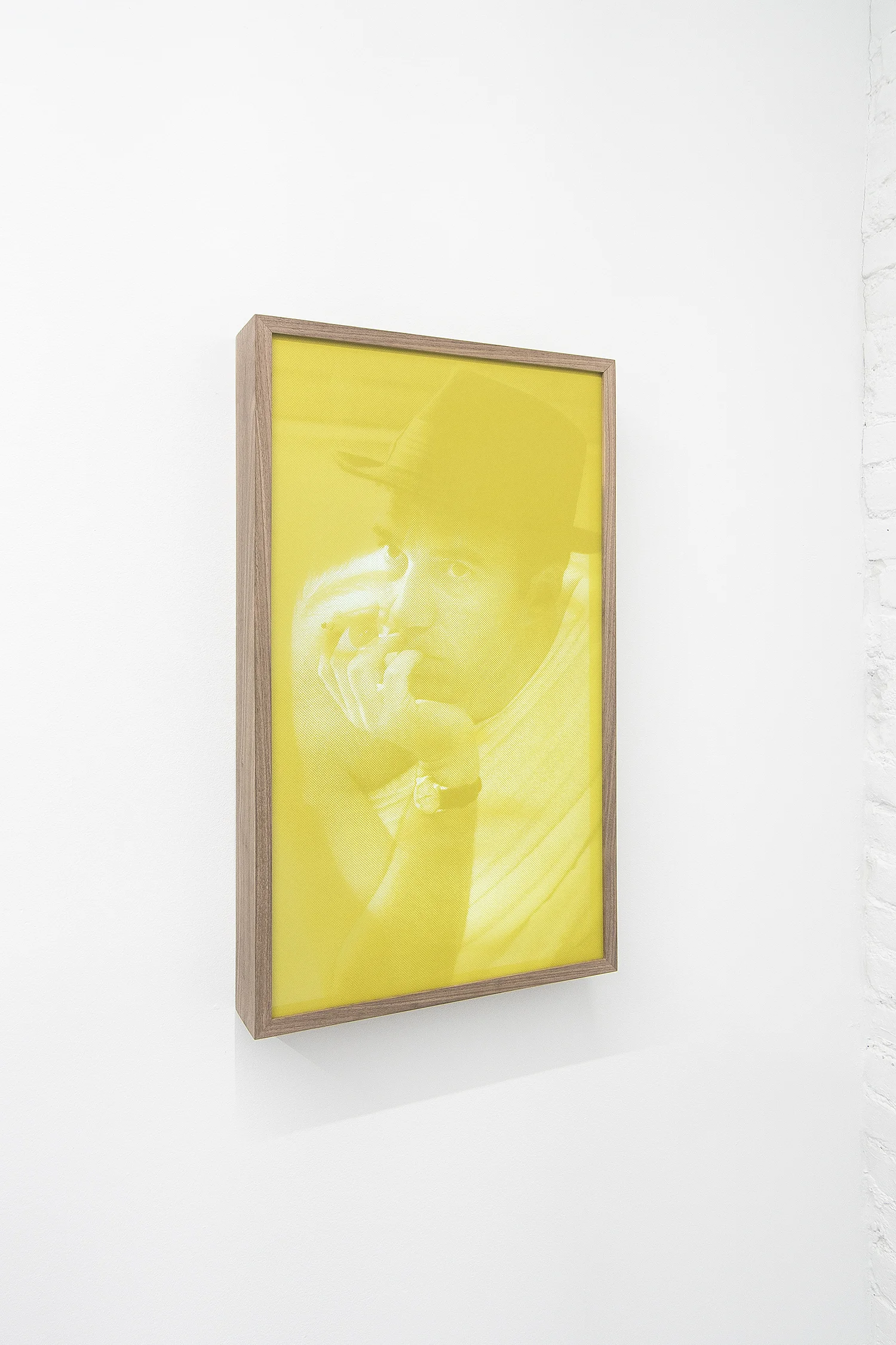 I prefer you blonde. - I prefer you without a hat, 2019 Yellow silkscreen fabric, epoxic silkscreen on plexiglass, 32” professional display and wood. Video: H264, 1920 x 1200px, 11:43 min. loop. 43.2 x 73.6 x 8.5 cm