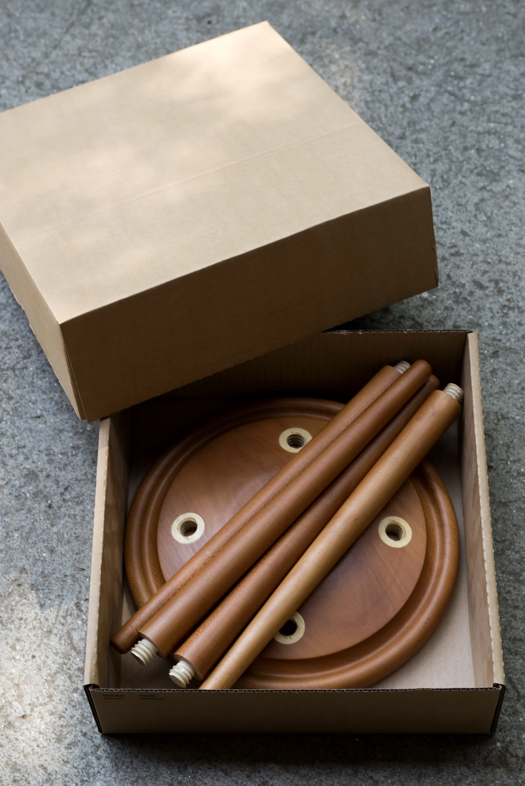 Vierbein Hocker zerlegt verpackt 14F_4580.jpg