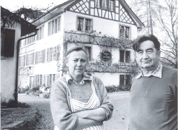 Alice und Emil Meier auf dem Hofplatz, 1982