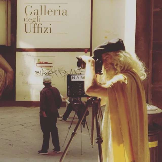 Fixing the composition for the on-self portrait of Leonardo next to the entrance to the Uffizi gallery, Florence.