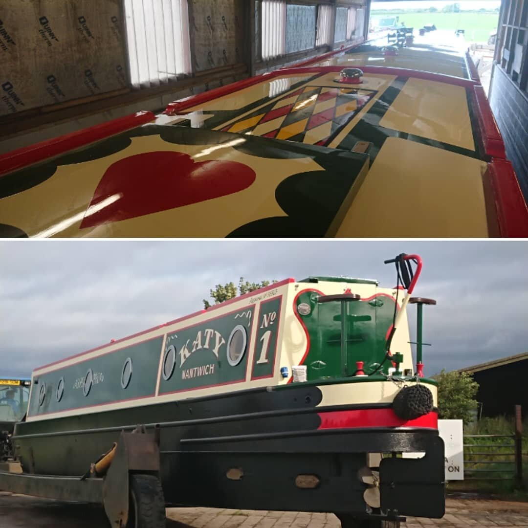 Katy ready to be launched back in the water looking all new and shiny

#willowboats #narrowboatpainting #vimartsigns #signwriting #canalart #handpainted