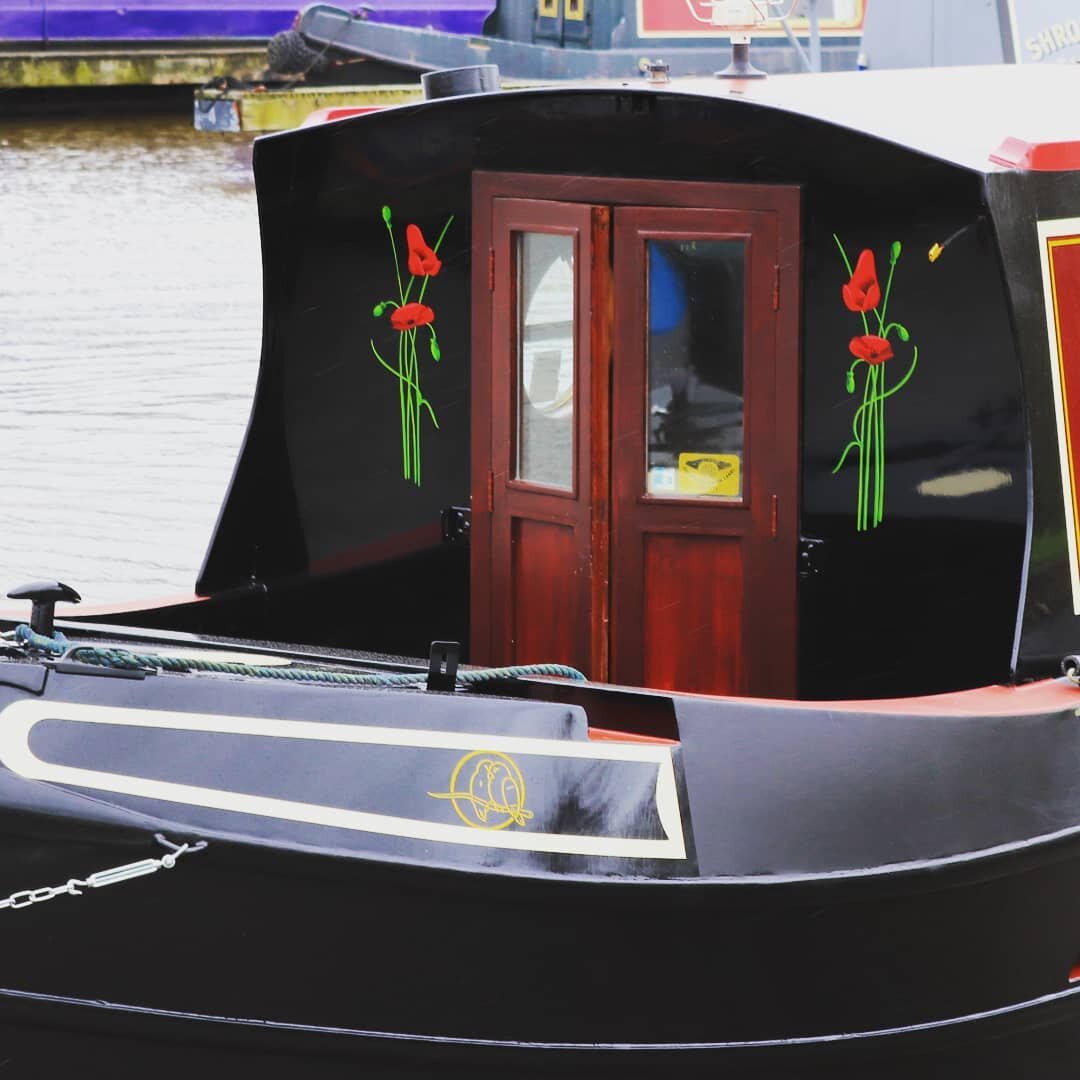 Soulmates: A floral front bulkhead. #willowboats #vimartsigns #epifanes #narrowboats #canalart #narrowboat #llangollencanal #shropshireunioncanal #canalboat