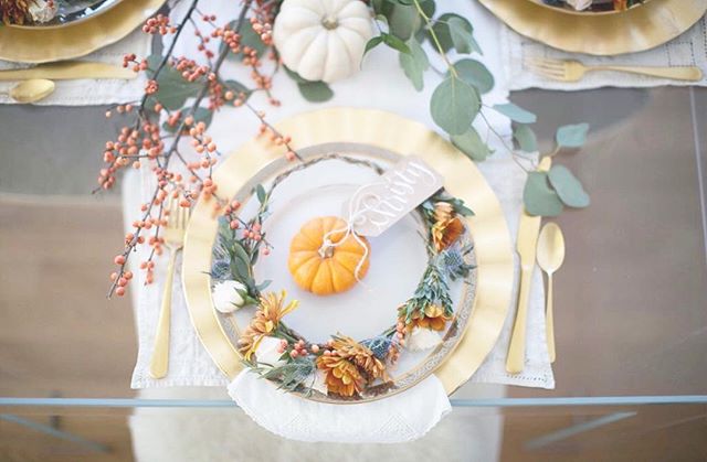 Friendsgiving close up. 
_
📷: @msnphotography 🌼: @crownsbychristy