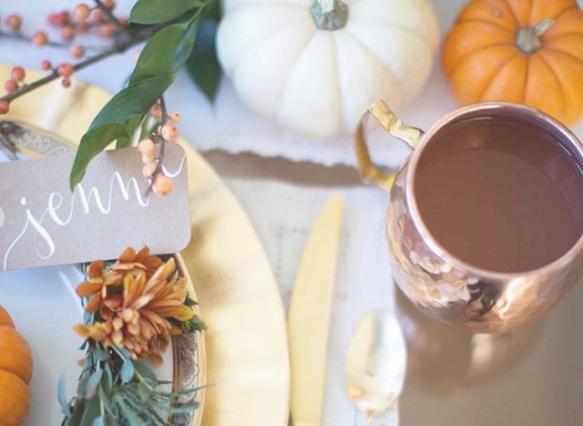 Friendsgiving tablescape is @marthastewart approved! (Link in bio.) Congrats @crownsbychristy @honestlykate! 
_
📷: @msnphotography