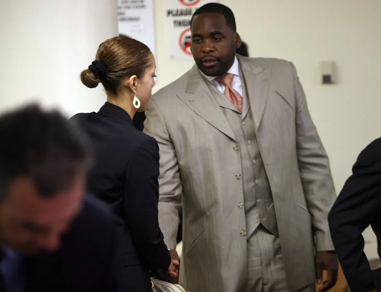 Christine shakes hands with Kwame in the 36th District Court in 2008. Courtesy of the Detroit Free Press.