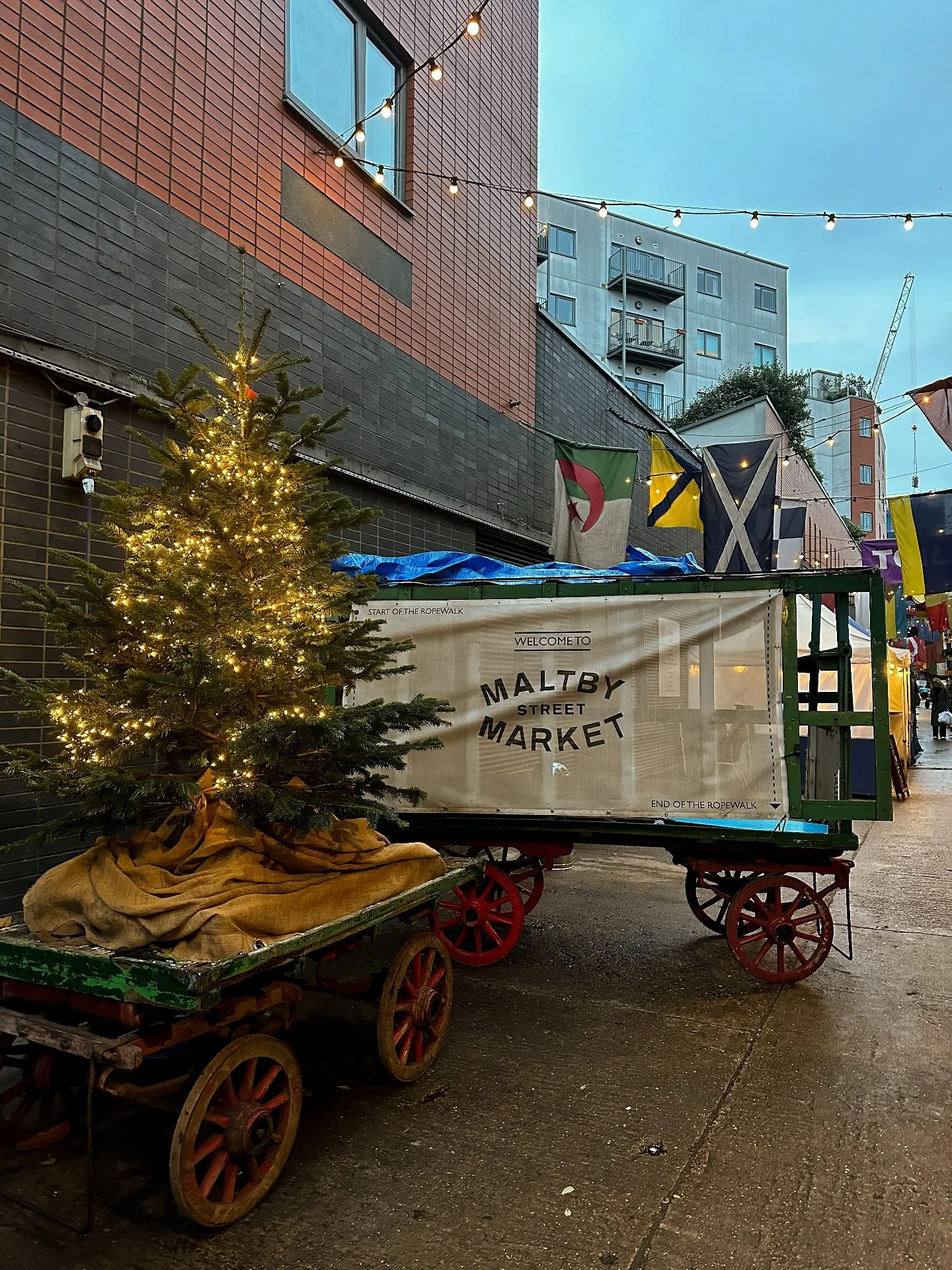 ✨ JOLLY FESTIVE FRIDAYS ARE UPON US ✨
From 28th November, Bermondsey’s iconic arches will twinkle to life with mulled tipples, merry bites and live choirs filling the chilly London air. 🎄 
Eat. Drink. Be merry. The maltby way 🥂 
28 Novembe