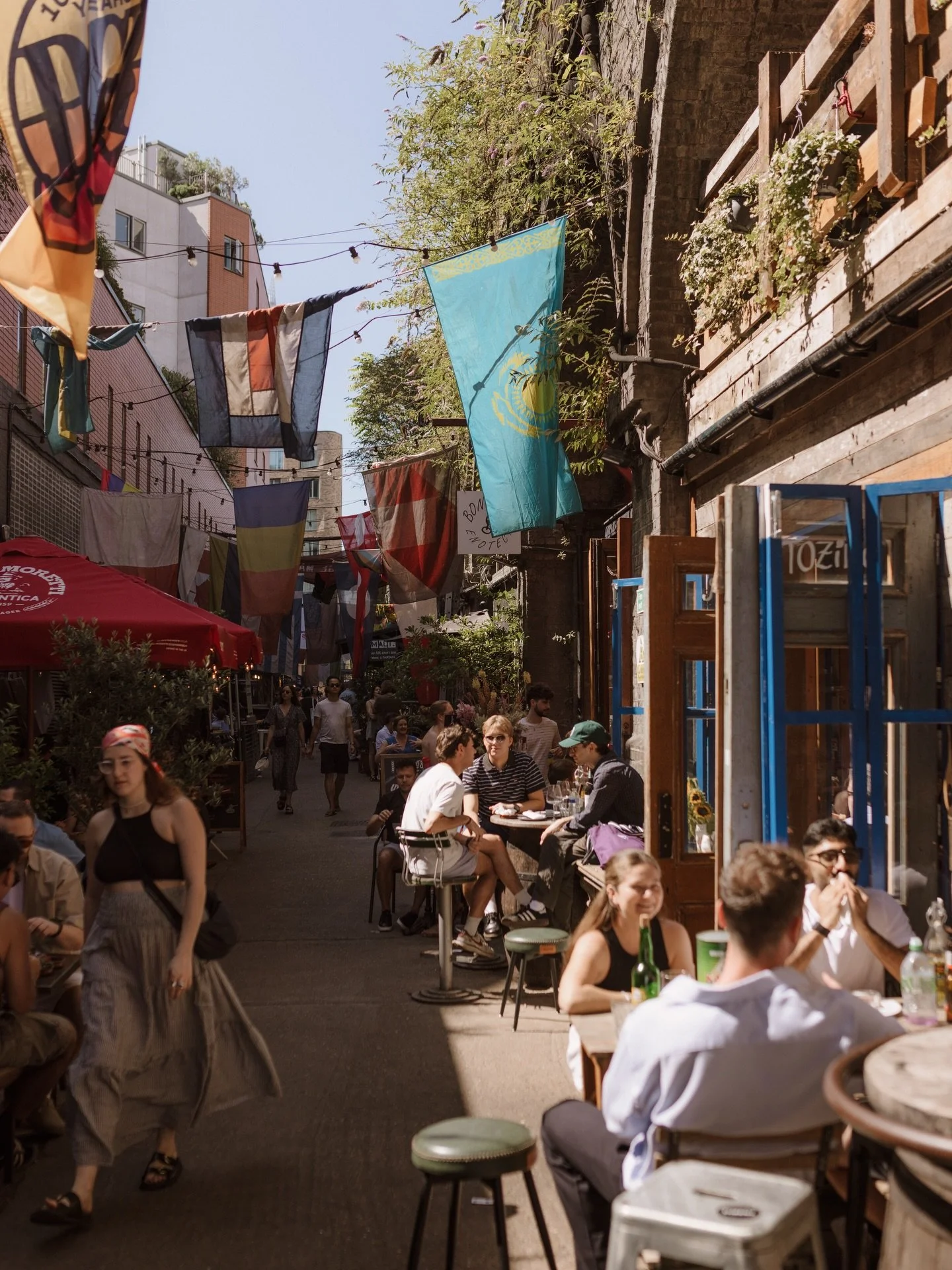 If this picture alone doesn&rsquo;t make you wanna shut that laptop down, call a few mates and run to this feel-good corer Bermondsey then honestly we don&rsquo;t know what will&hellip; 

We can almost smell the sangria from @bartozino 🤩☀️ 

Sunny s