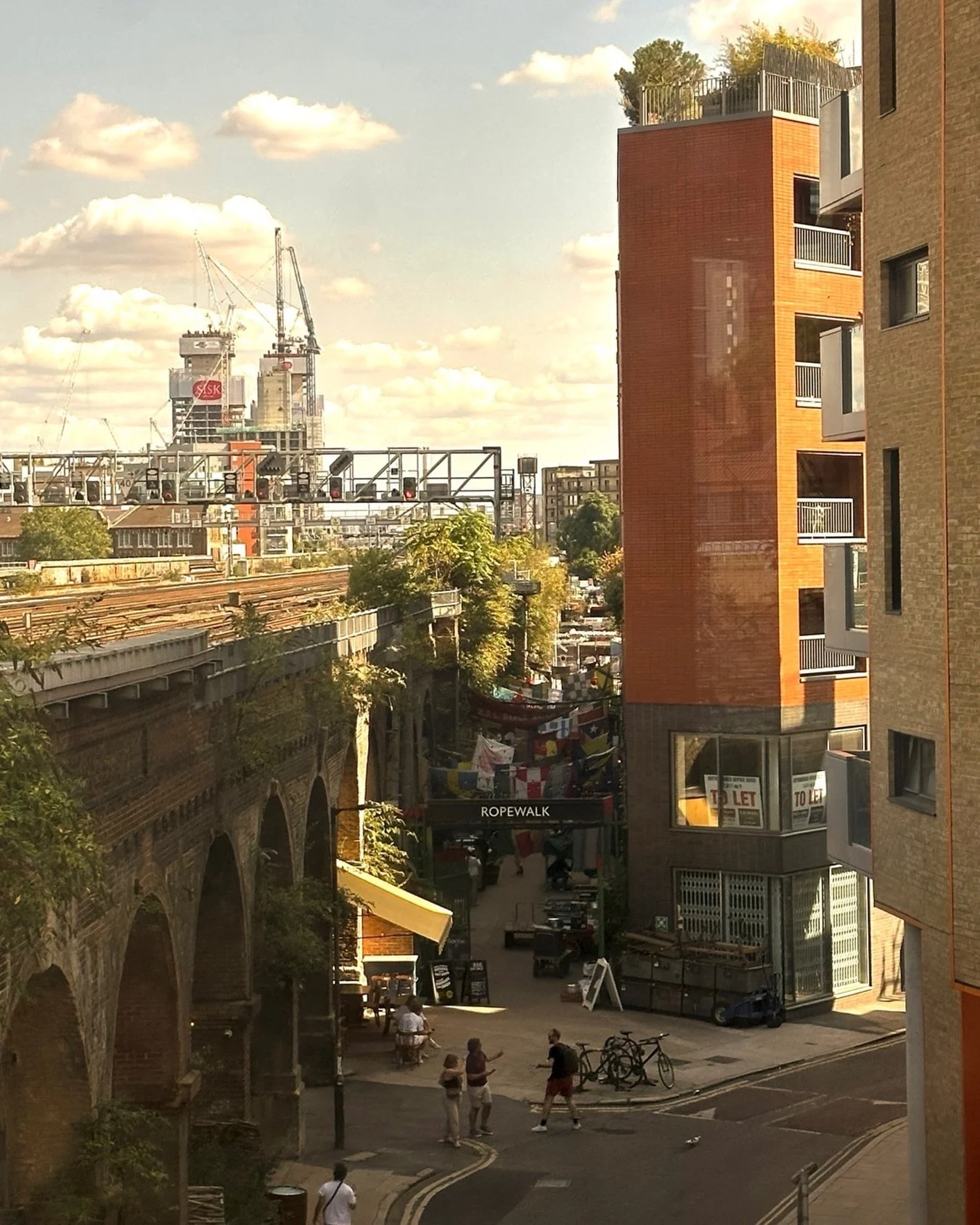 Manifesting some weekend sunshine, calm spring vibes &amp; bottomless street food 🙂&zwj;↕️🙂&zwj;↕️🙂&zwj;↕️

Saturday 10-5
Sunday 11-4 
Ft. @go.east.vintage ✨

See you soon, but for now, we&rsquo;ll enjoy the view&hellip; 🫶🏼

#MaltbyStreetMarket