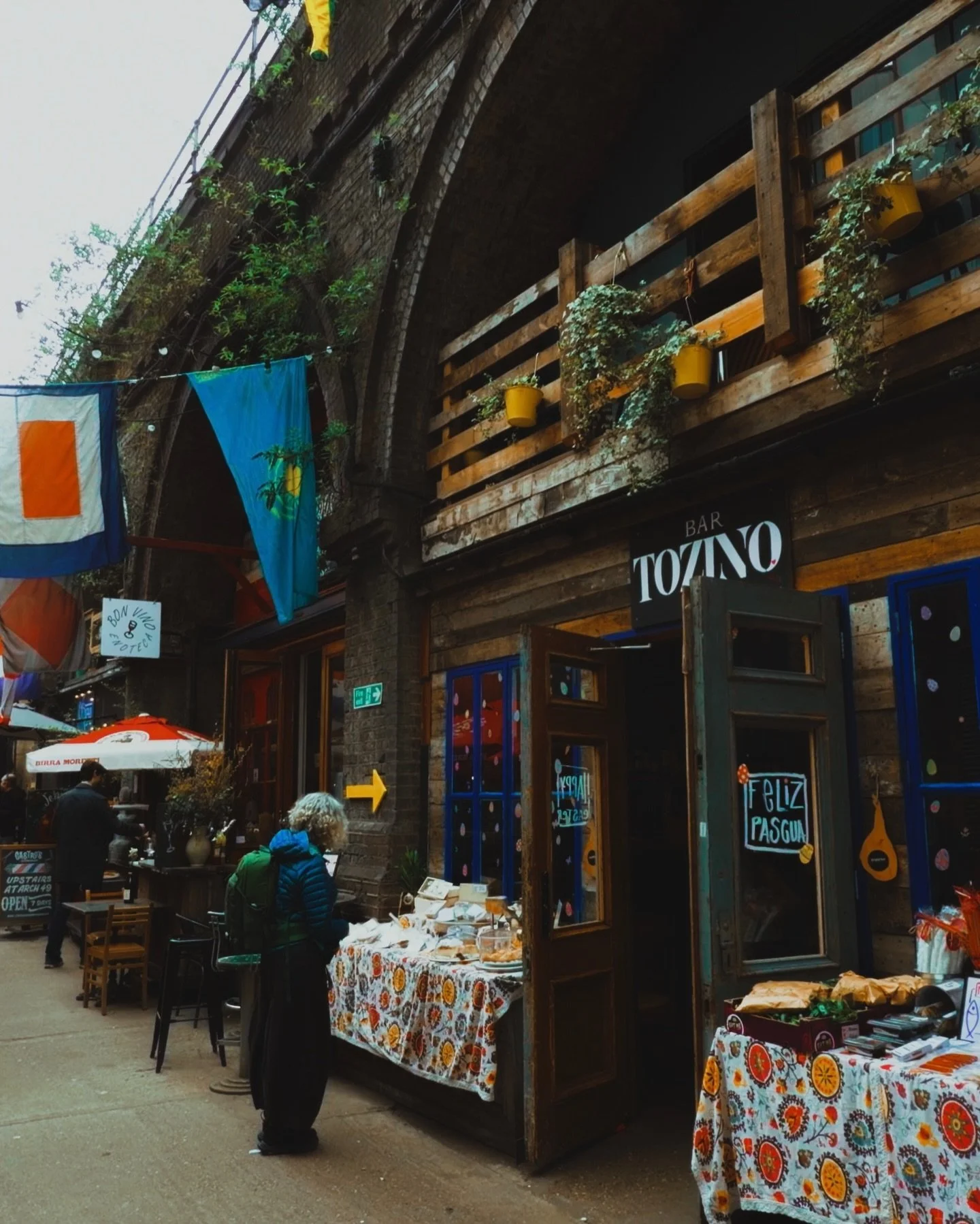 Bar Tozino; a true staple of the Ropewalk arches&hellip; 🇪🇸 💃 

London first Jam&oacute;n bodega, serving top tier Sangria and delicious cheeses with authentic Spanish vibes spilling out of every corner (&hellip;and we haven&rsquo;t even mentioned