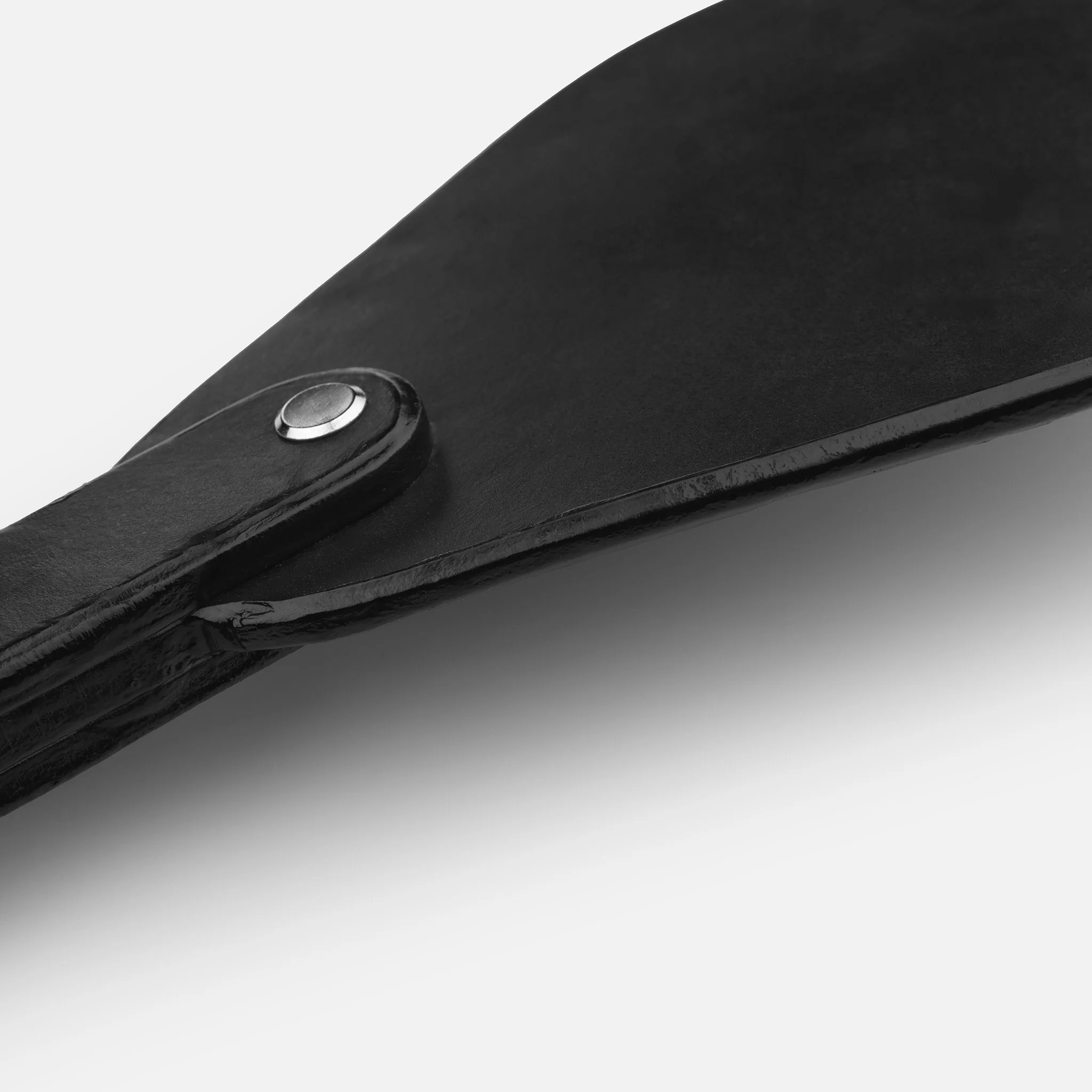 Thick 5mm blade and polished edges on single cheek paddle