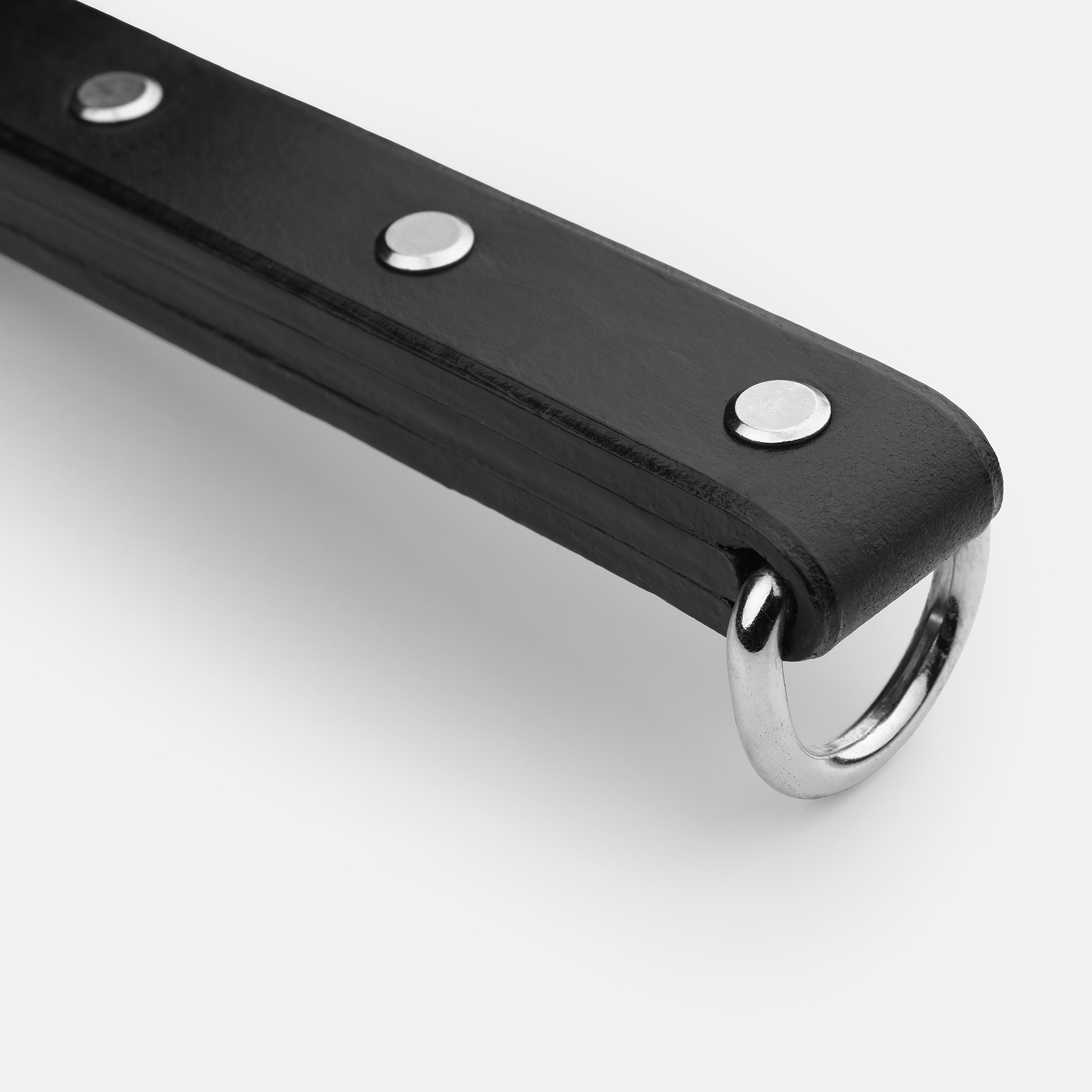 Sturdy grip handle with cargo bolt on black leather paddle
