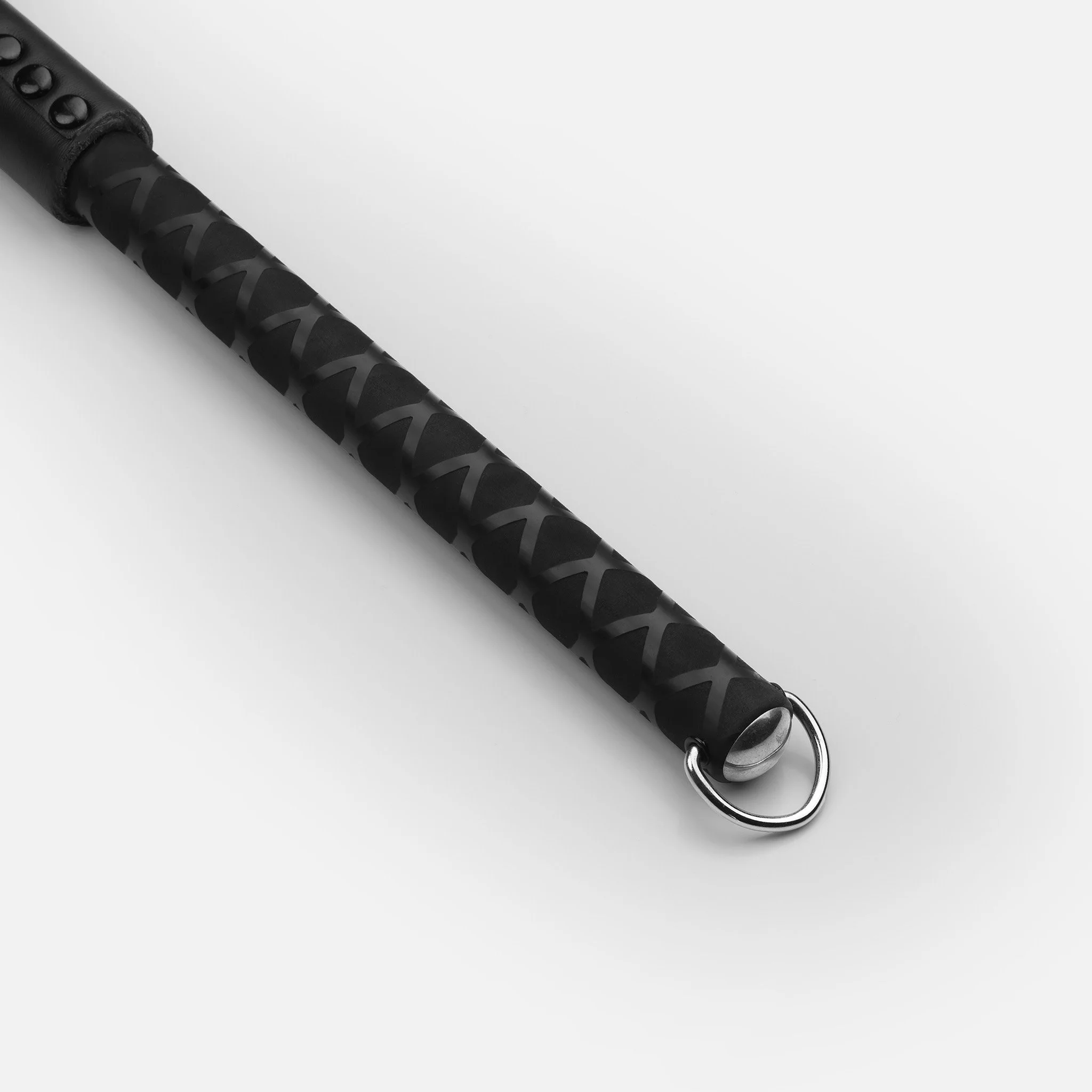 Extended 250mm sure-grip handle on black leather flogger