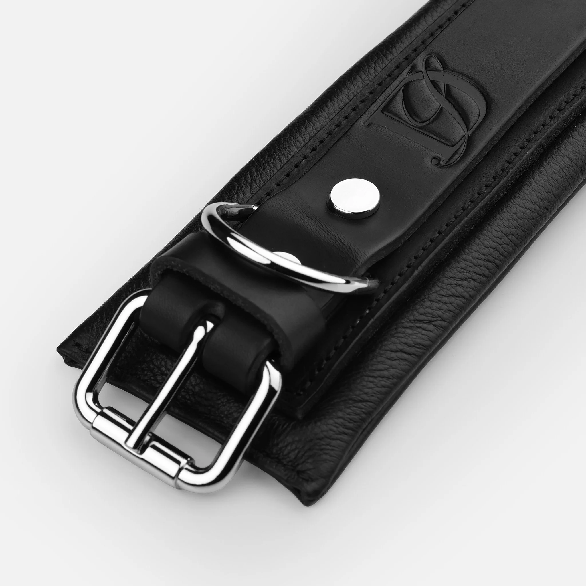 detailed show showing buckle, D ring and de-bossed logo