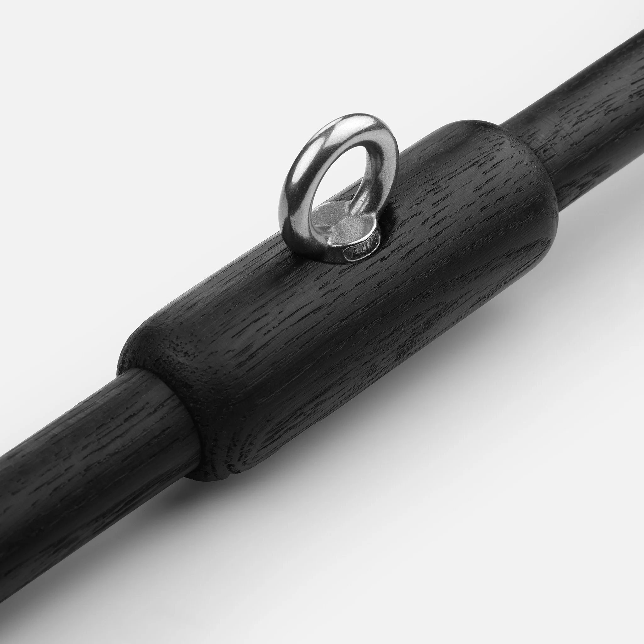 Detachable centre eyelet on turned oak leg spreader bar