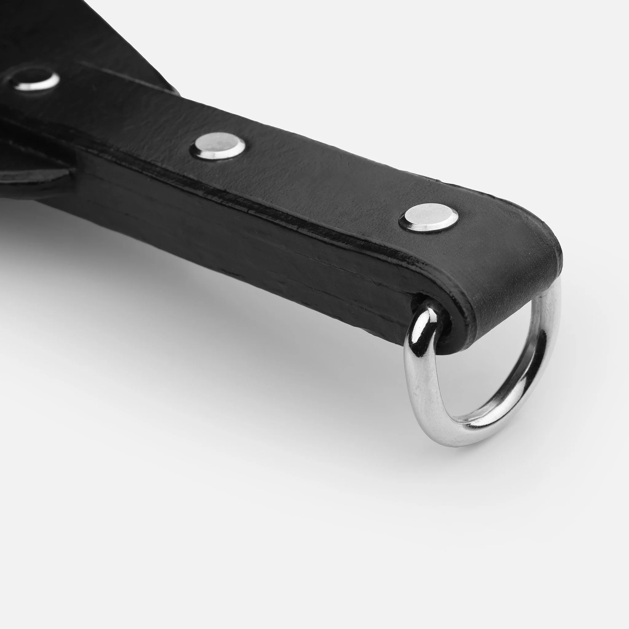 Sturdy grip handle with cargo bolt on black leather paddle