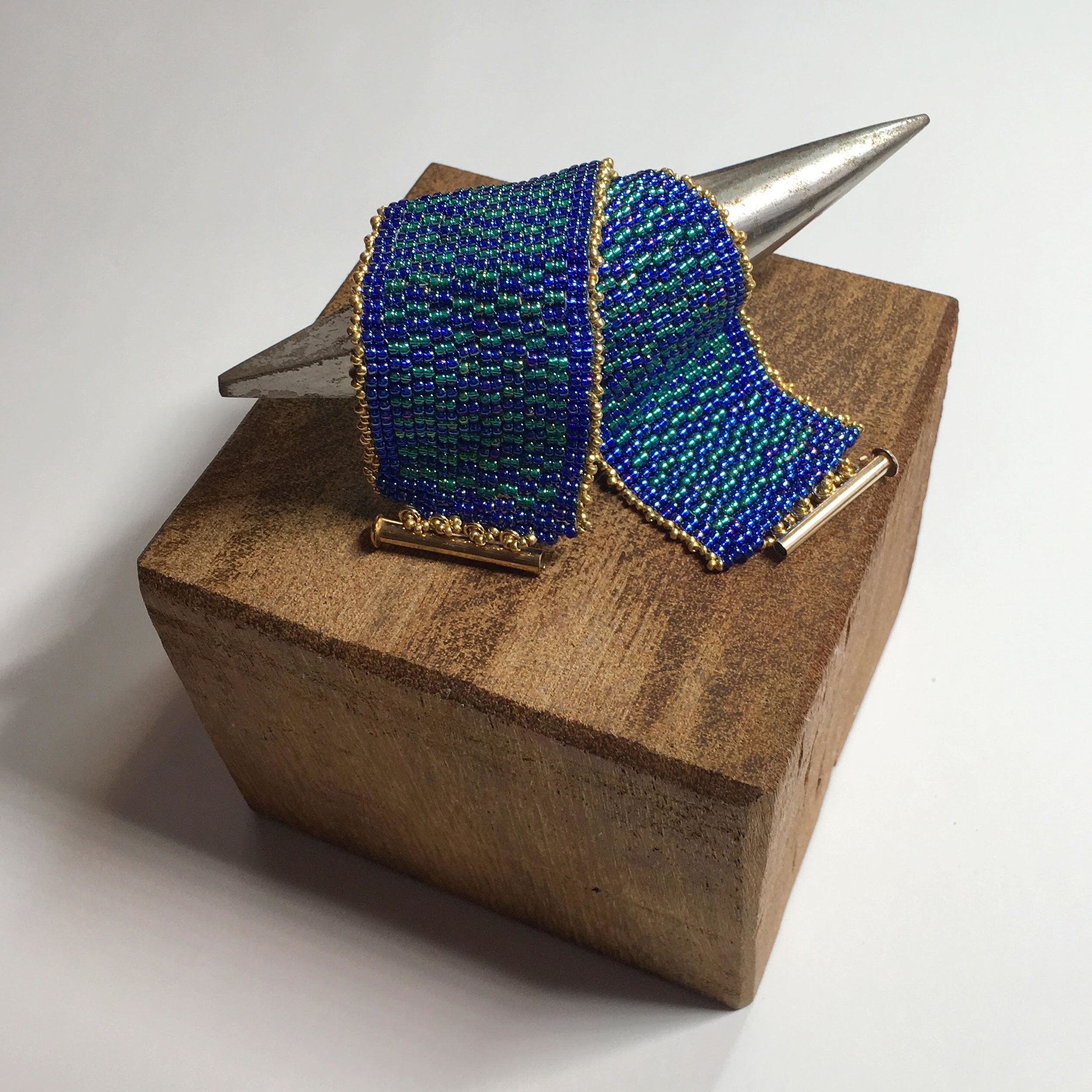 southpawbeadweaving_marlene_carter_beadwork_blue.jpg