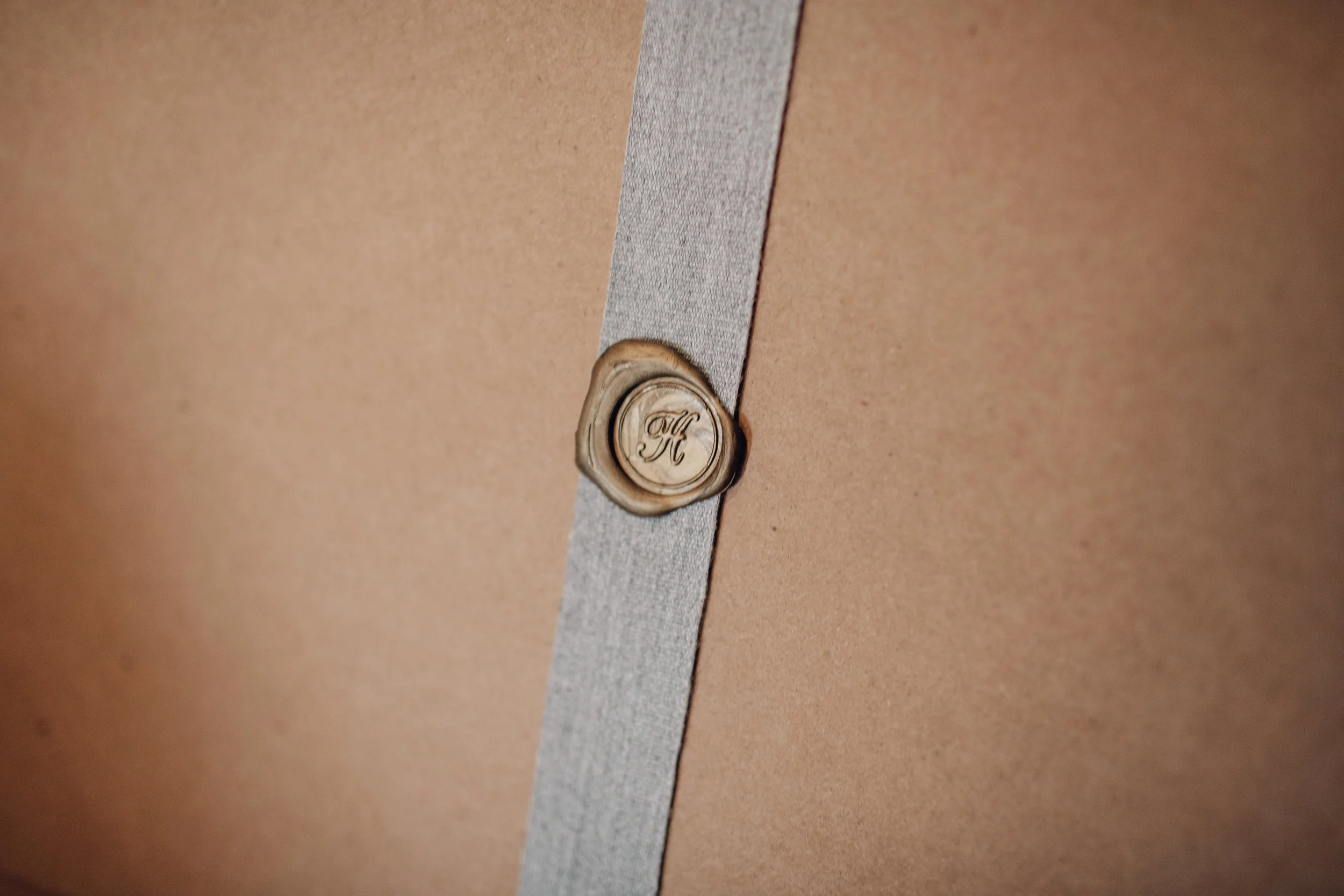 Who knew chambray and craft paper could look so classy? PC: http://shannonhennessey.com/