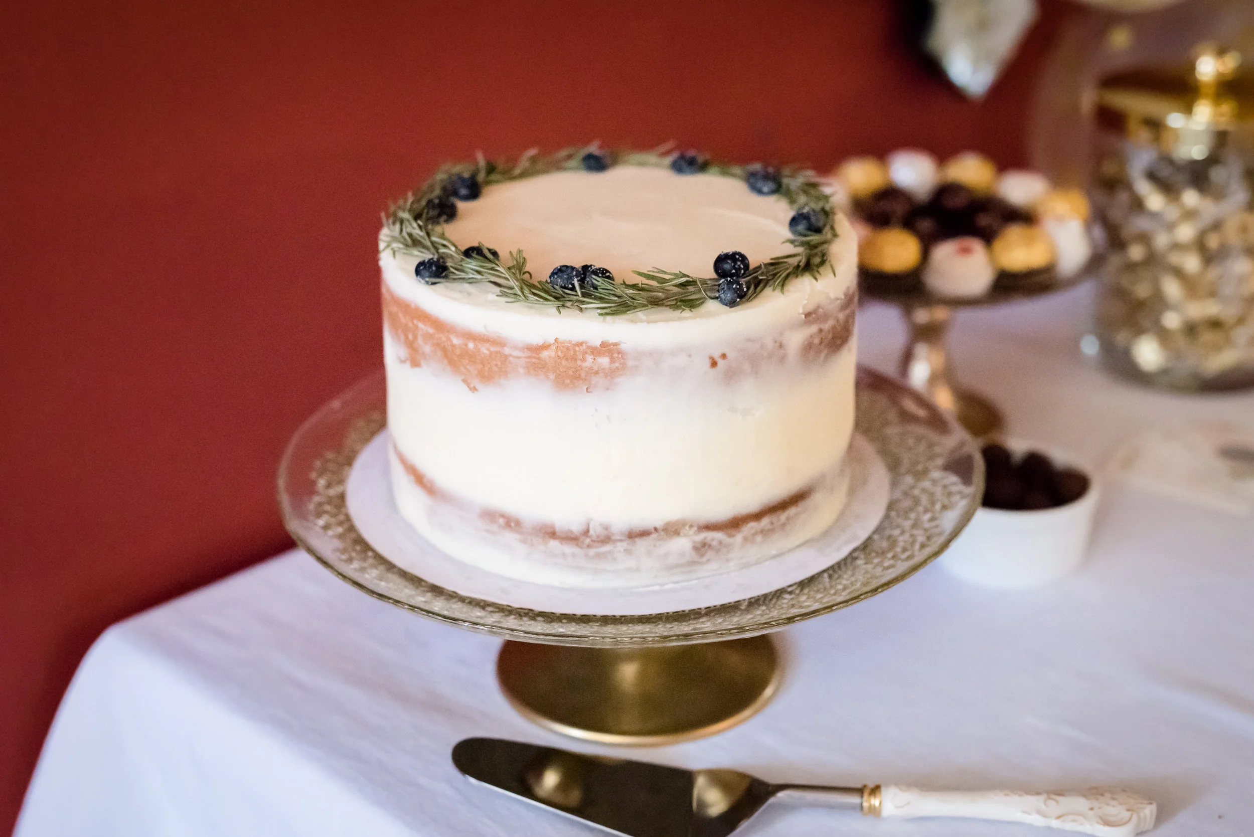 Gold Lace Detail Glass Cake Stand 