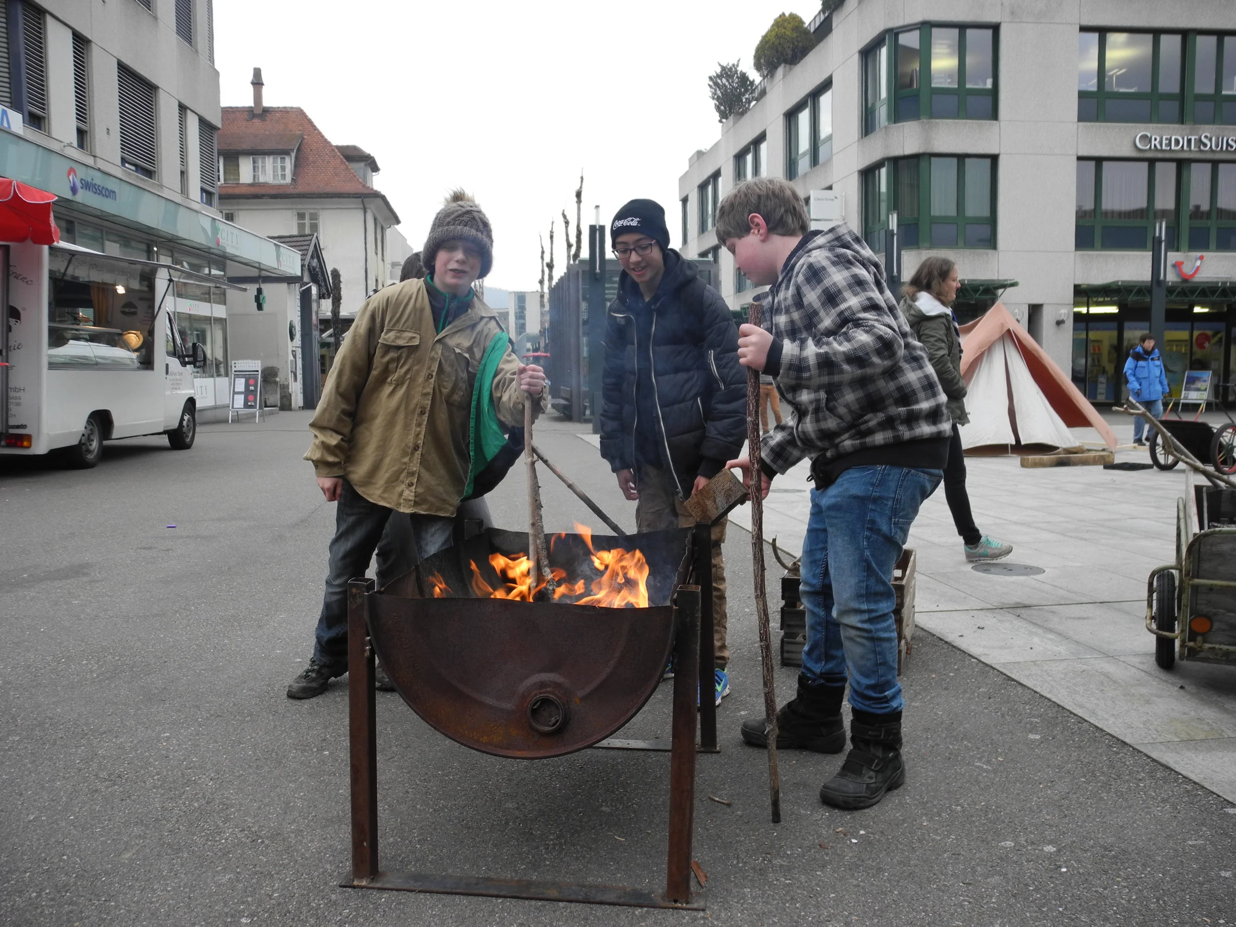 Ein Feuer für leckere Schlangenbrote.jpg