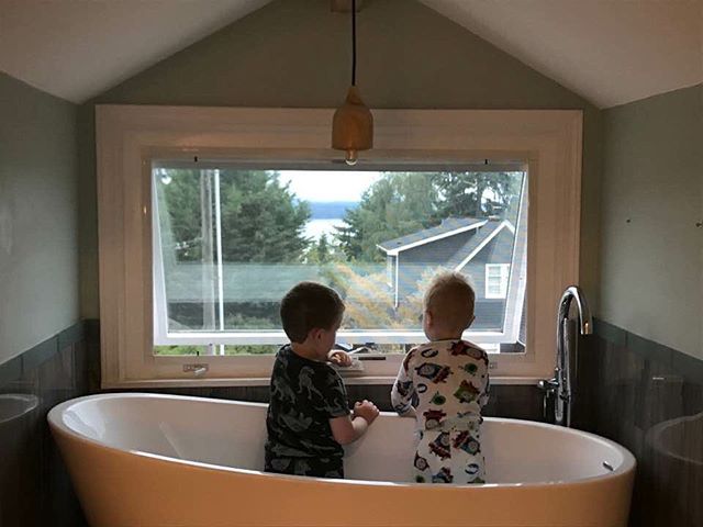 A bathtub with a view (and the best models one could hope for) 📷: @megrarick