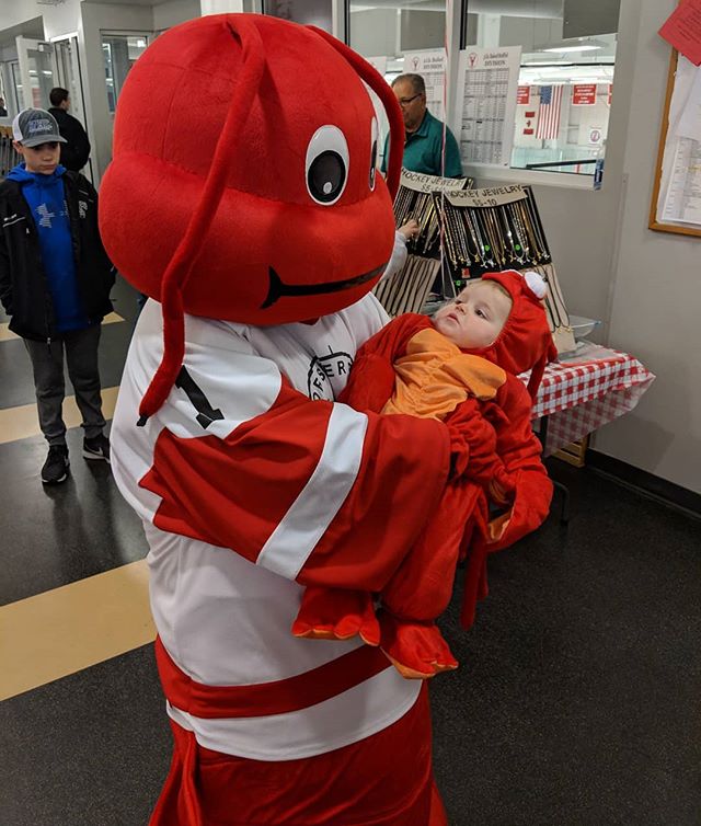 A lobster and his lobster baby. Now this is cute.

#lobsterpothockey