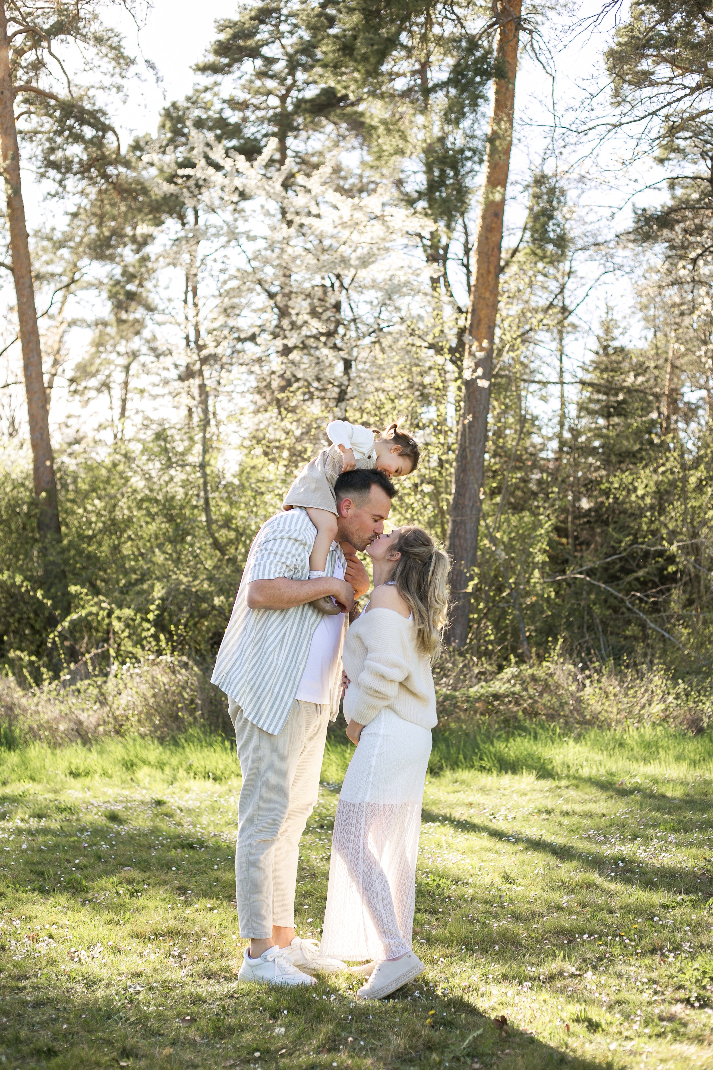 Familie erlebt einen innigen Moment bei einem Fotoshooting im Wald