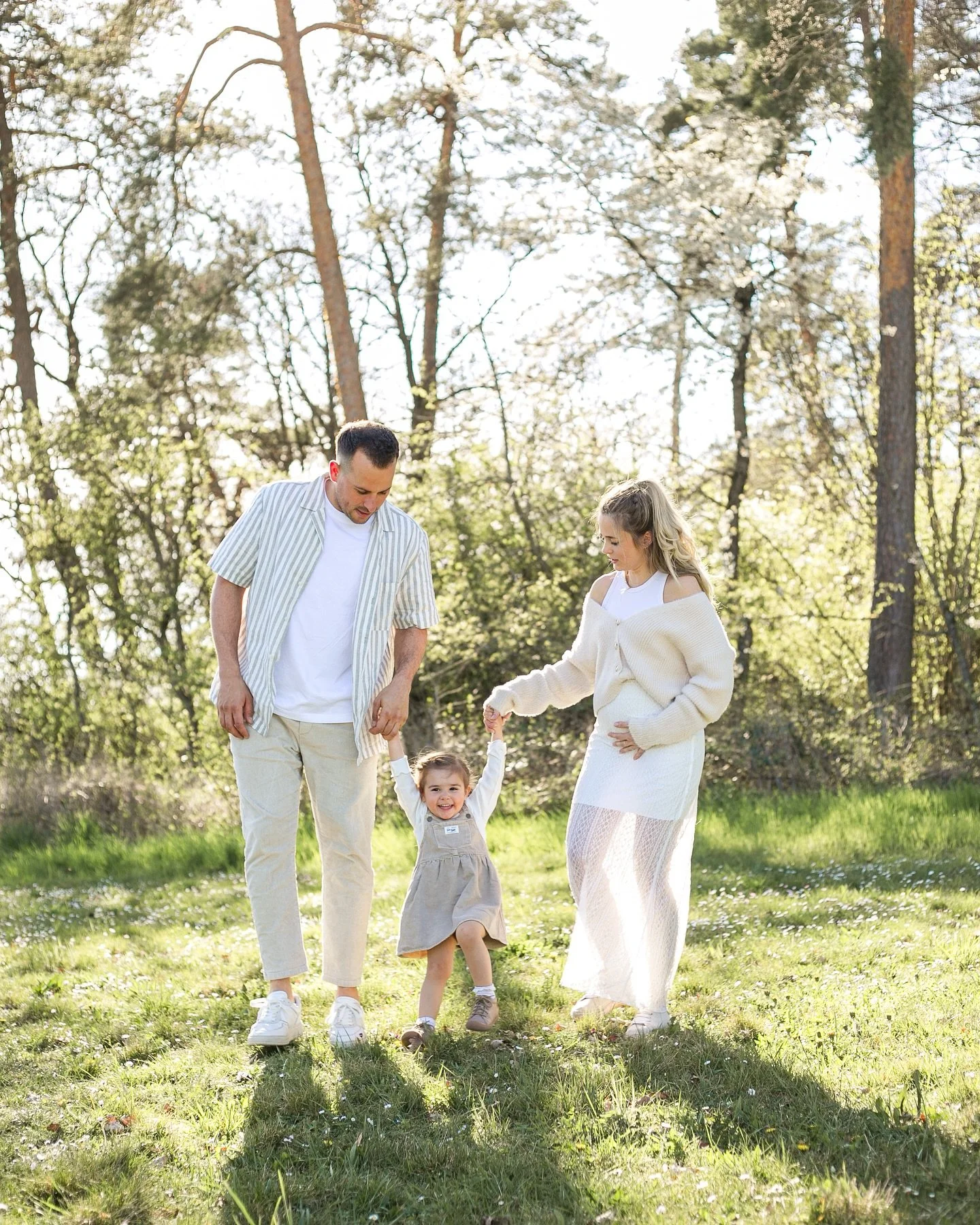 Lachen, h&uuml;pfen, fliegen &ndash; und zwischendurch ein paar liebevolle Impulse von mir, damit ihr euch rundum wohlf&uuml;hlt vor der Kamera 🫶🏻

Bei meinen Shootings gibt&rsquo;s eine entspannte Mischung aus echten Momenten und sanfter Begleitun