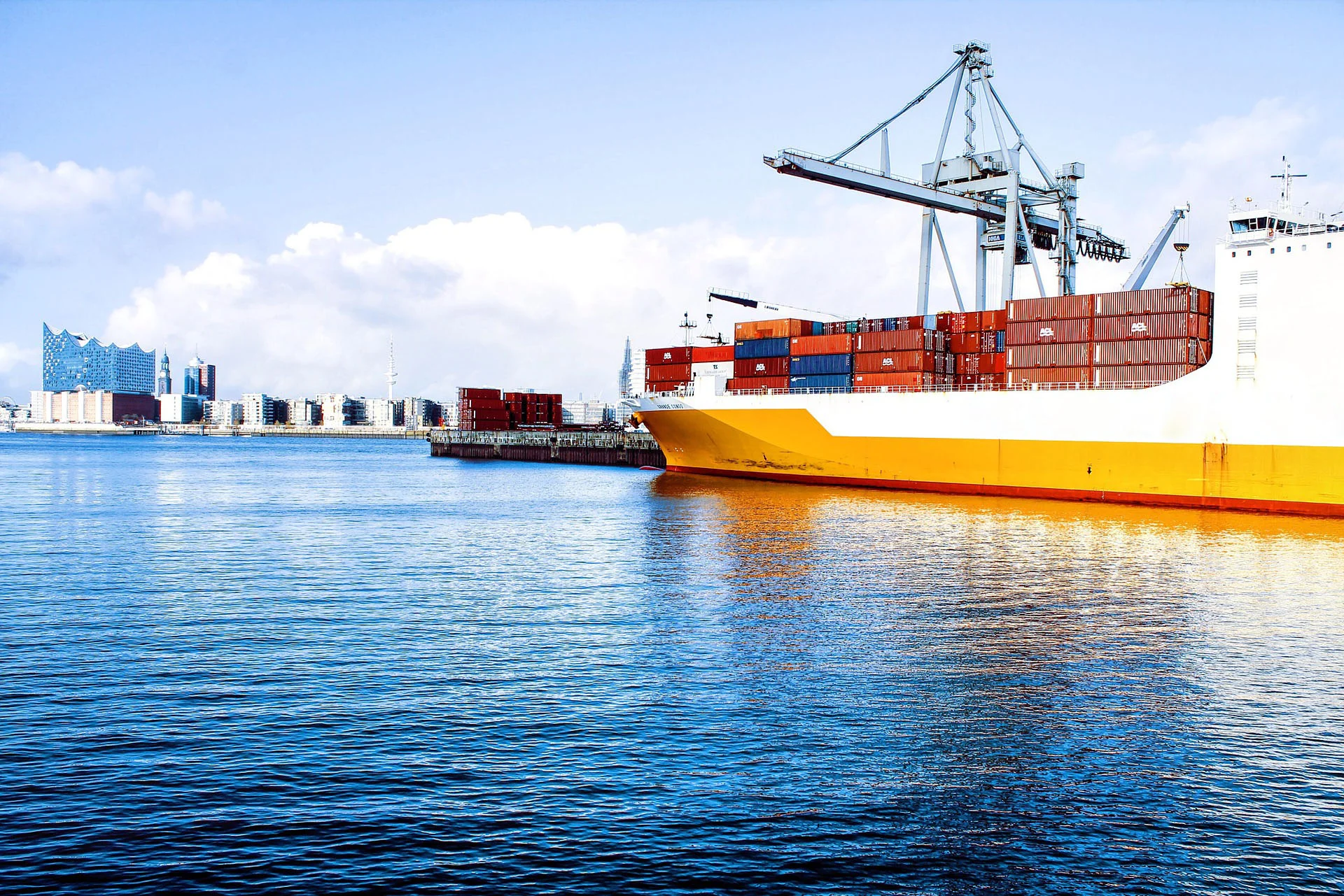 shipping-containers-1150062_1920 (1).jpg