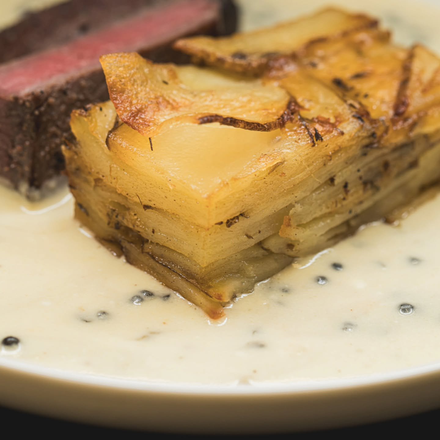 Cava, the champagne of Spain.
A cava caviar sauce paired with wagyu filet of beef and potato pav&eacute; is a chef's kiss combination 👨&zwj;🍳💋

📸: @thederekphoto 

#cava #catering #cateringdetroit #detroitcatering #detroitcaterer #metrodetroitcat