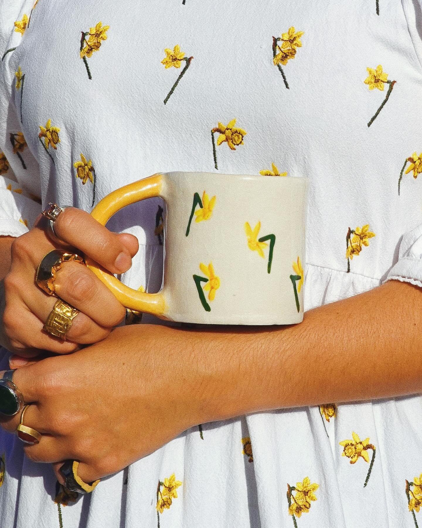Happy Friday! Hope your weekend is as bright and happy as the little daffodils on my @meadows____ frock! Which now has a matching mug :)

As many of you may know, embroidery is my day job (shoutout @read_receipts) and when it comes to choosing thread