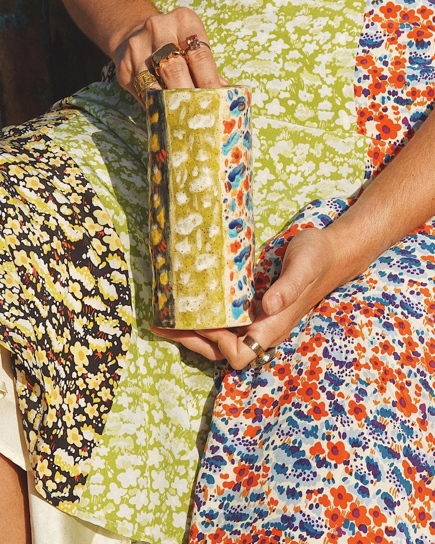 Next up in my wardrobe-inspired ceramic series (still working on a catchier name lol): a floral vase to match this gorgeous paneled @stinegoyastudio silk skirt!

Since I did this as a way to challenge my usual glazing tendencies, a takeaway from this