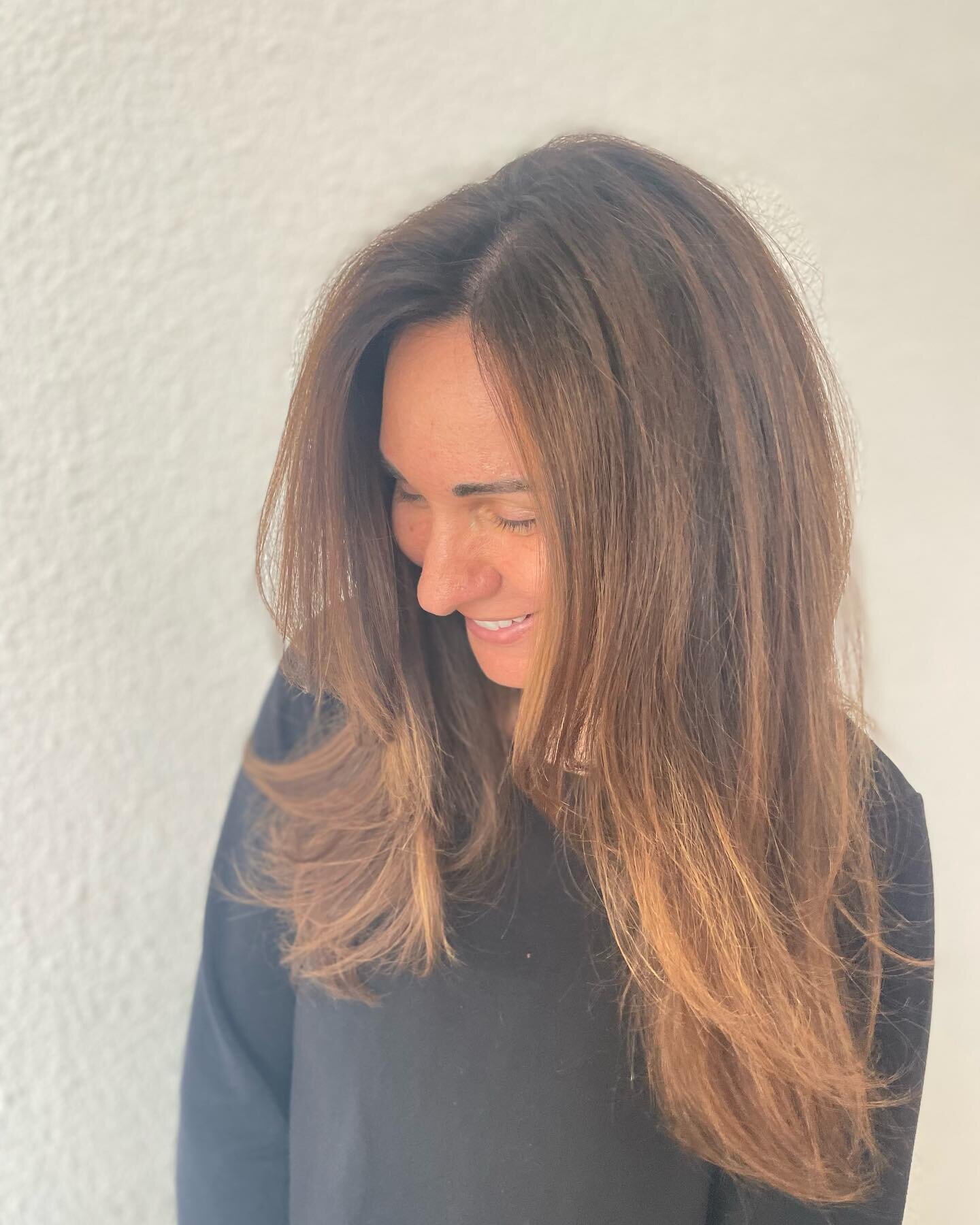 💣Shell alert!

@ashton_b_r softened this balayage channeling a photo of Penelope Cruz the client has brought in.

🧹By melting her regrowth into a warm level 7, her transition from dark to light is subtle

🧹Maintenance on this color will remain low