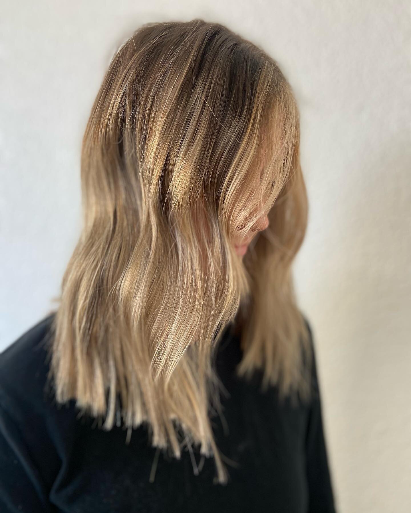 This babe had her hair freshened by @brookewiggshair 👩🏻&zwj;🎨

👩🏻&zwj;🎨A combination of #balayage and #teasylights created this lived in blondie 

👩🏻&zwj;🎨A #moneypiece up front creates a brighter face frame without an overcommitted upkeep

