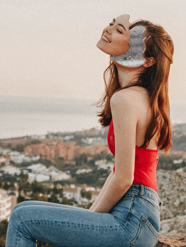 girlrainsmile.gif