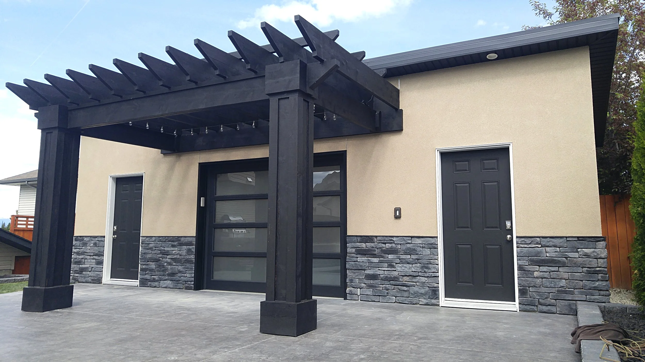 stucco_garage_cranbrook.jpg