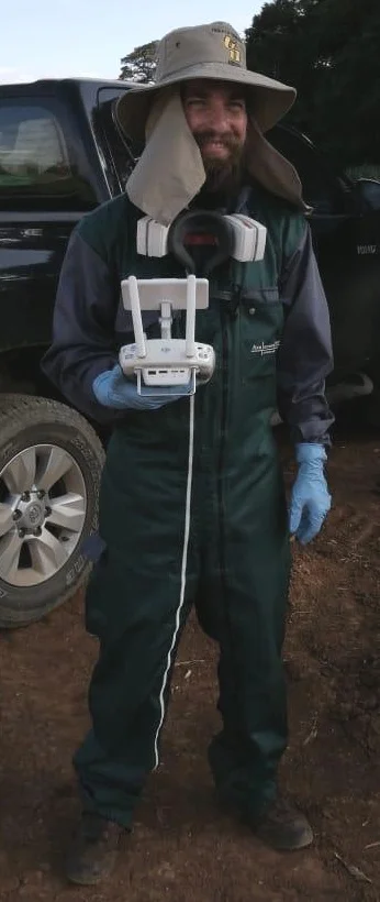 Piloto de Drone con su equipo de protección en Piña.