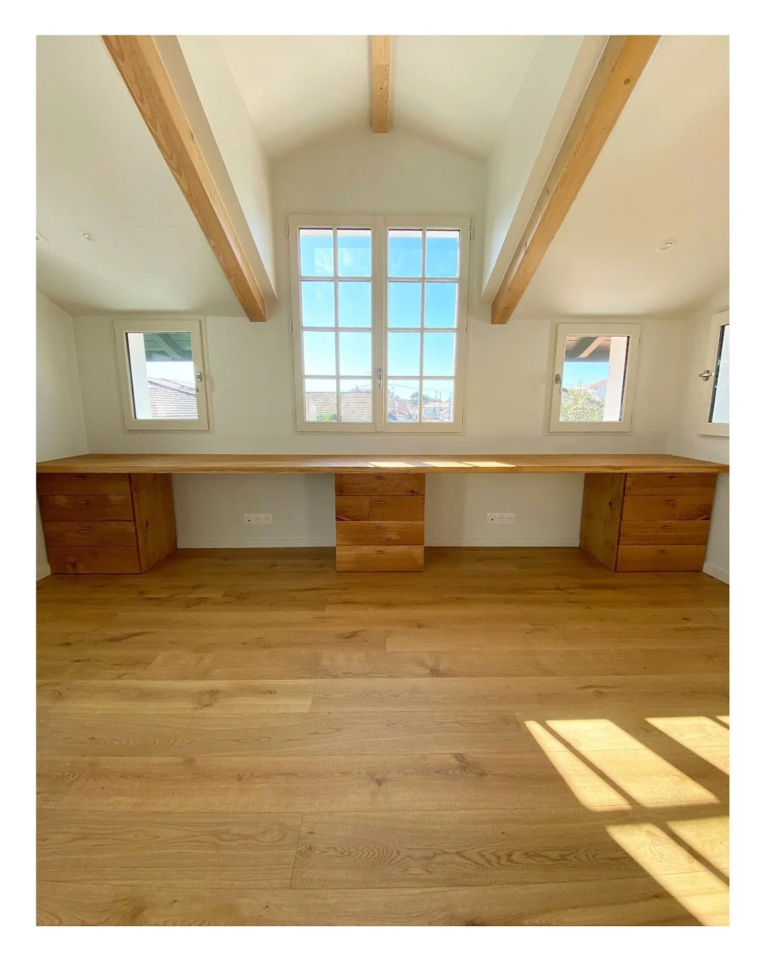 Conception d’un bureau 4m46 en chêne massif, chêne sur chêne. 
Optimisé chaque espace avec des pièces personnalisées. Merci à mes artisans pour leur savoir faire ⚡️⚡️
#design @madeleineangomas con