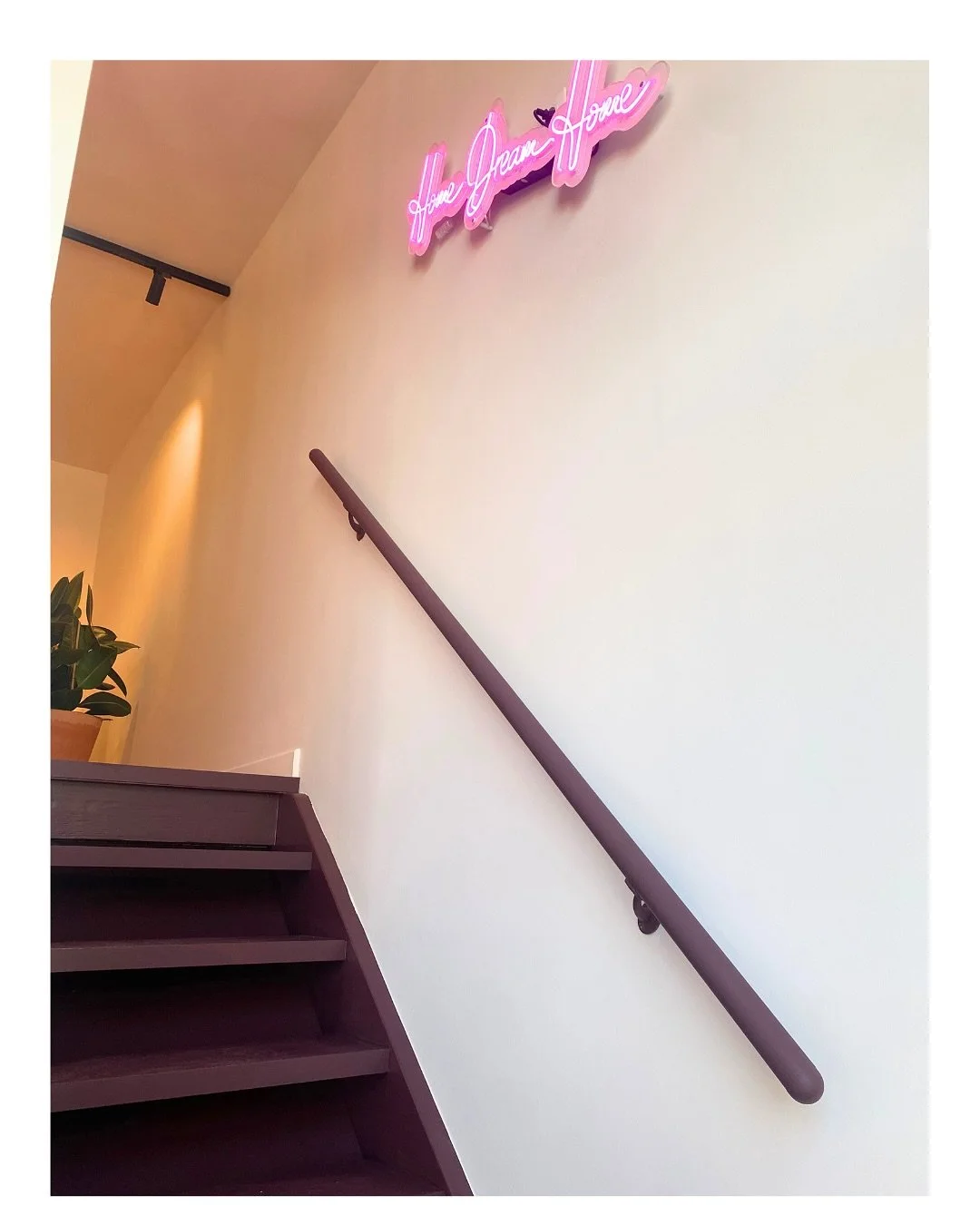 Visibilit&eacute;: un message lumineux

Un n&eacute;on HOME DREAM HOME, pens&eacute; non seulement comme &eacute;l&eacute;ment d&eacute;coratif mais aussi comme signal visuel fort &mdash; pour attirer le regard des passants, voisins, et m&ecirc;me de