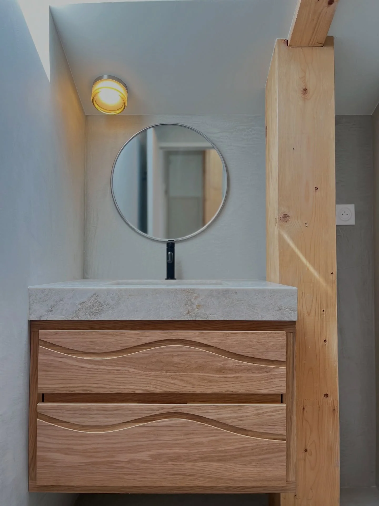 🌊Cr&eacute;er du sur-mesure, c&rsquo;est donner vie &agrave; une id&eacute;e ⚡️#design 

Dans ce projet, chaque meuble a &eacute;t&eacute; pens&eacute; et dessin&eacute; en suivant le concept des vagues. Nous avons travaill&eacute; avec les contrain