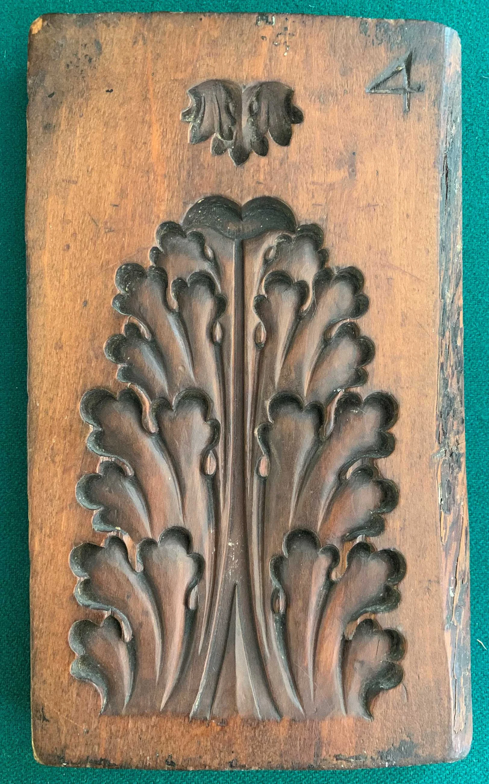 Boxwood mould, circa 1815, carved in reverse. Acanthus leaf ornament for the mitre of picture frames. Collection Arnold Wiggins & Sons