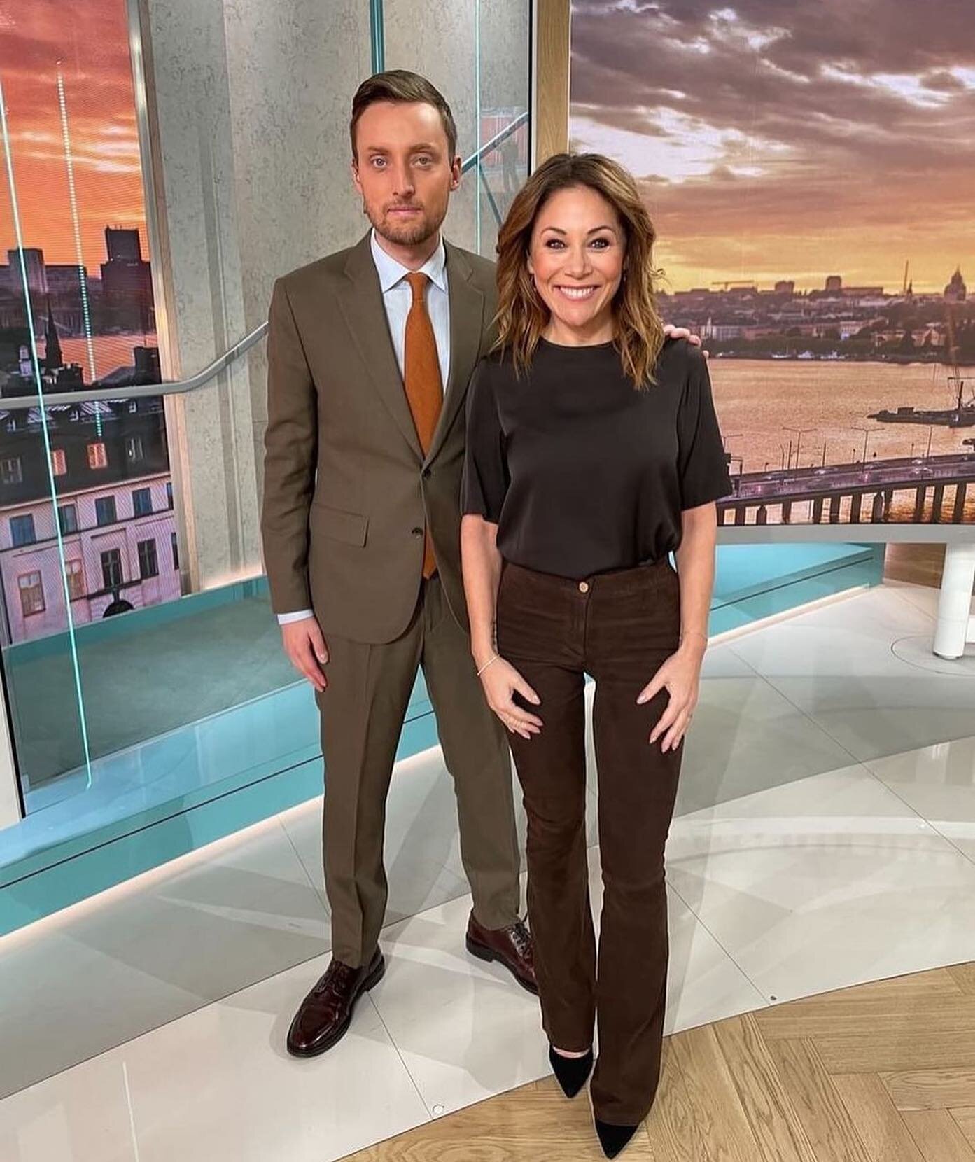 🍂 We missed out Tilde @tildedepaula in our brown suede Arma pant live on TV4 last week🍂 #newsanchor @tv4 @siroun.stylisttv4 🍂 #powerwoman