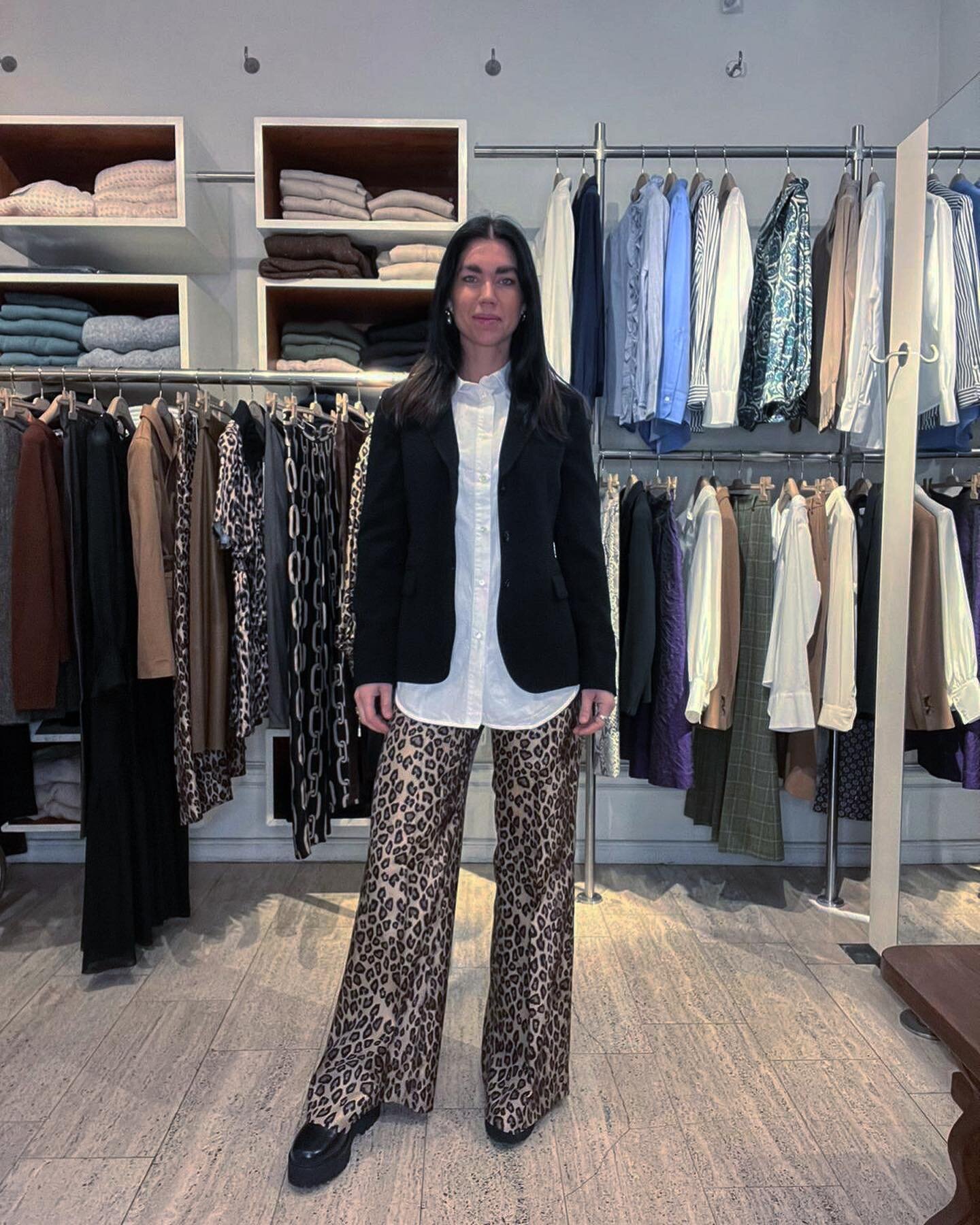 🍂 Inside Pret a Porter store,  here Jaqueline in silk pant and blazer from @alberto.biani and cotton white shirt from @teurnstudios 🍂 Boots @dorotheeschumacher 🍂