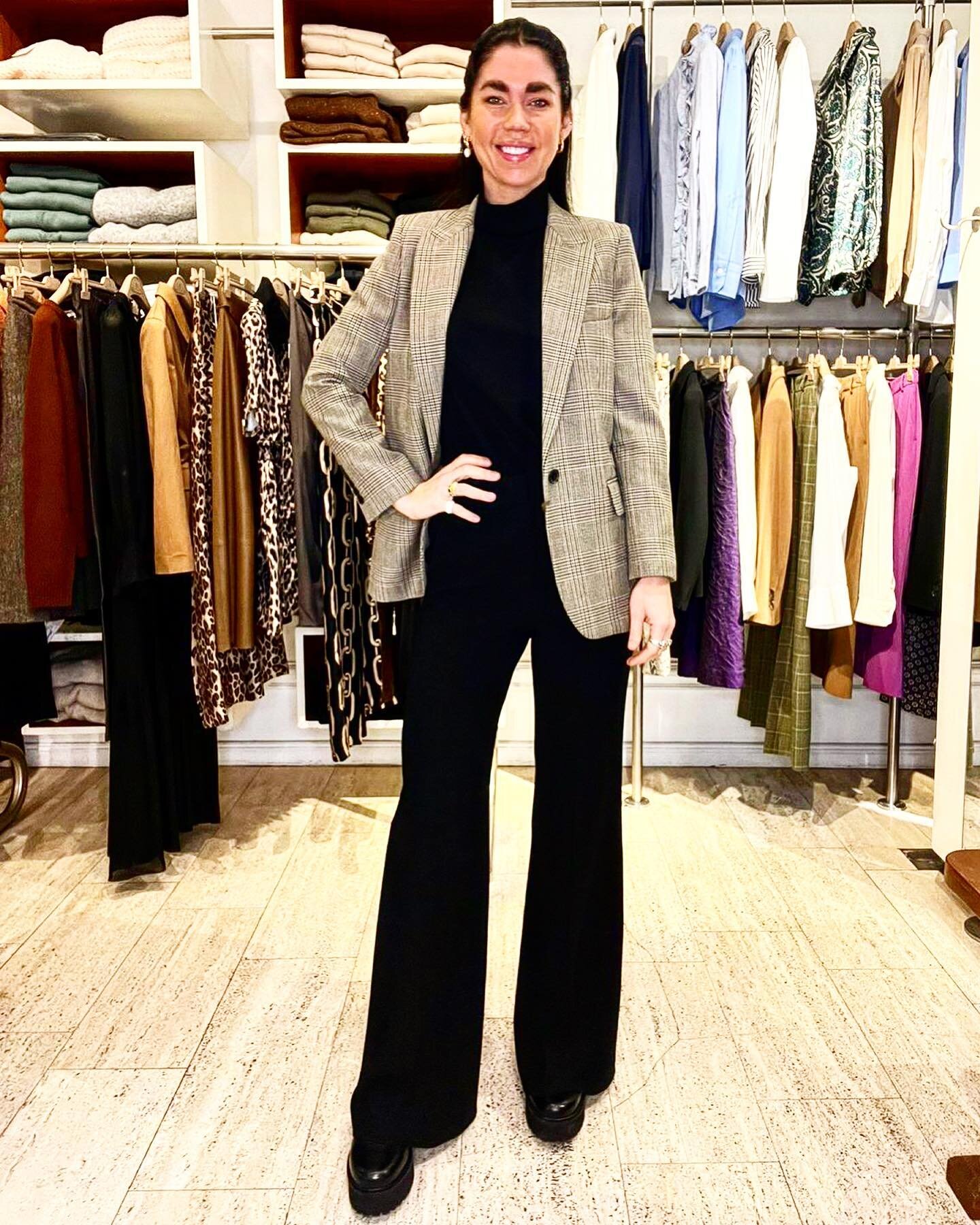 🍂 Relaxed Jaqueline in Nili Lotan blazer and pants and top from Dorothee S🍂 Happy friday 🍂